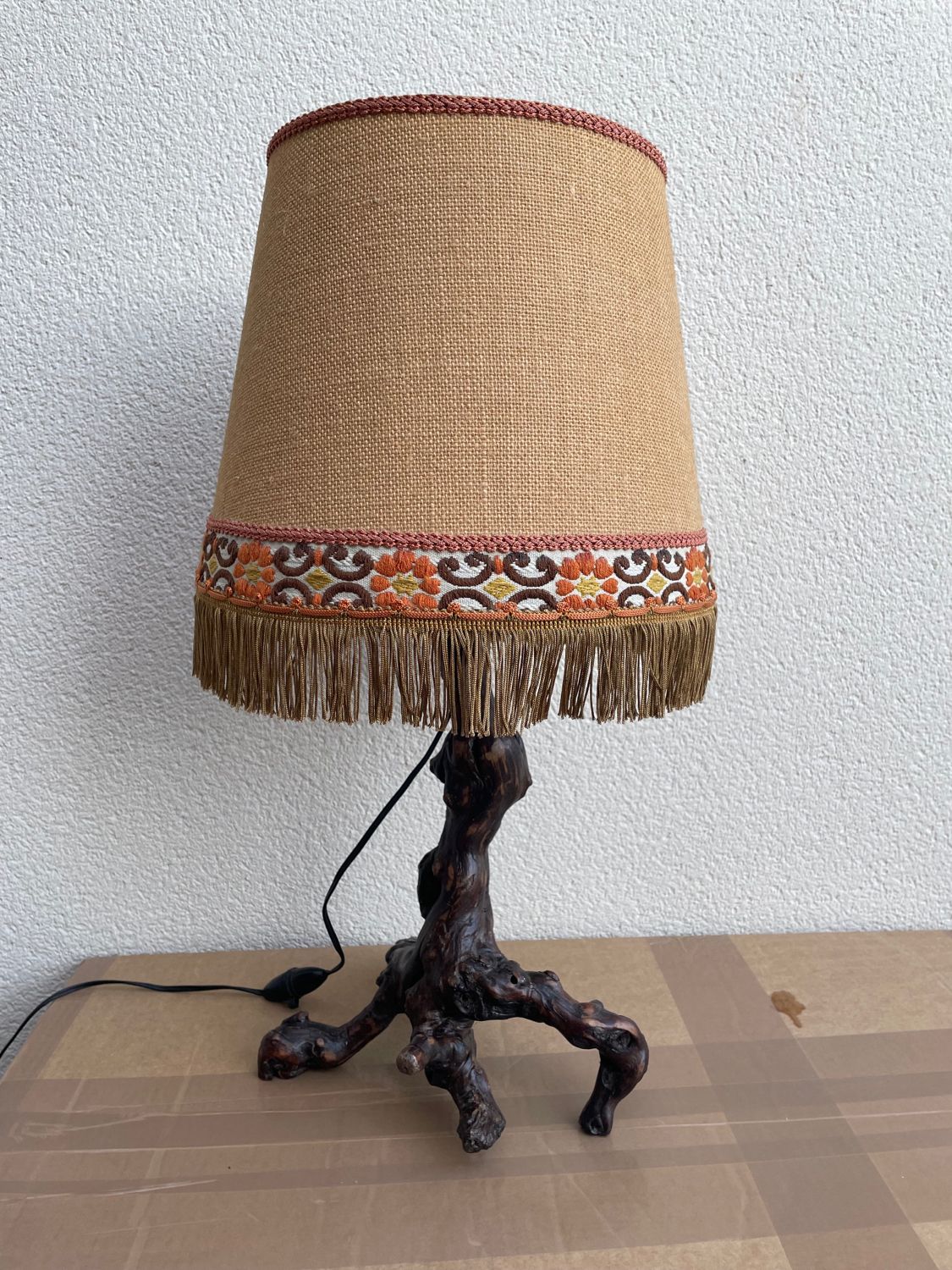 Lampe brutaliste pied de vigne