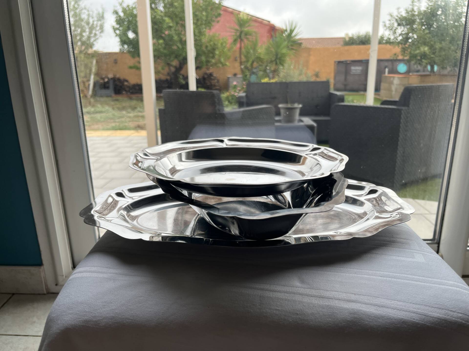 Set of 3 stainless steel dishes