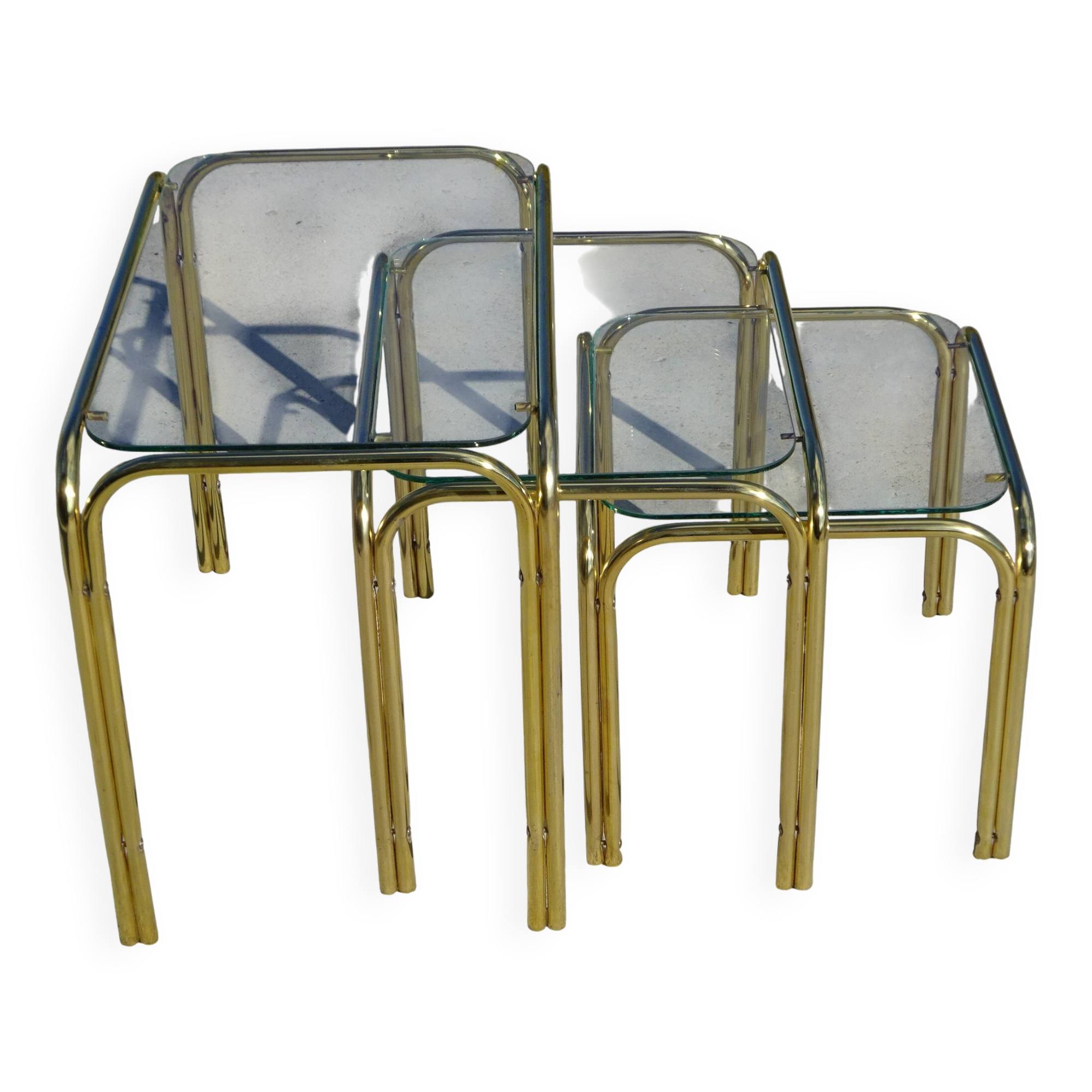 Table gigogne en métal doré et verre