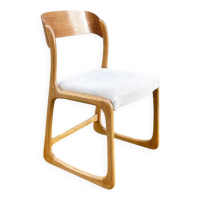 Chaise traîneau Baumann en chêne doré et tissu blanc cassé