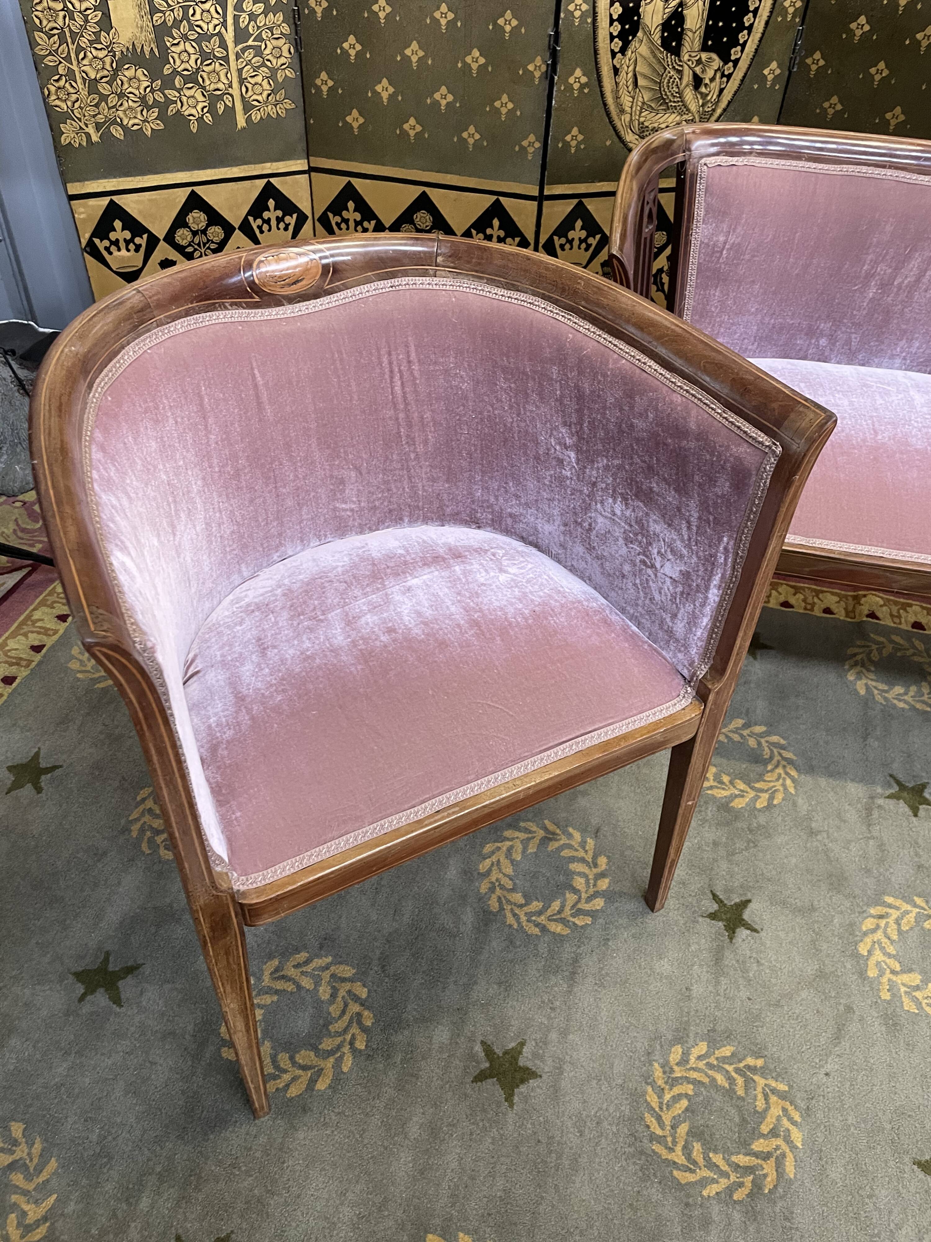 Living room with bench and two english armchairs in pink velvet