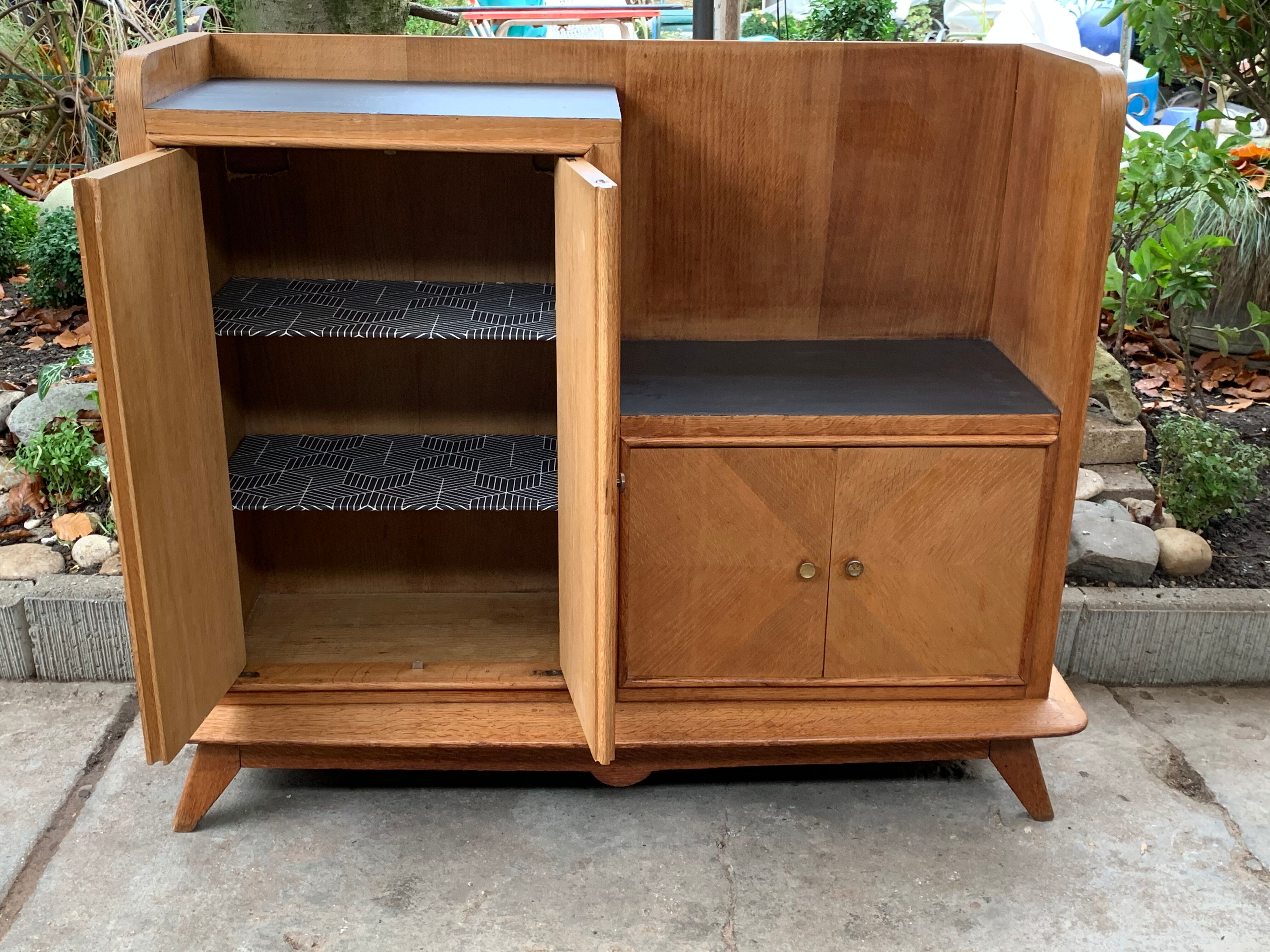 Buffet asymmetrical compass feet