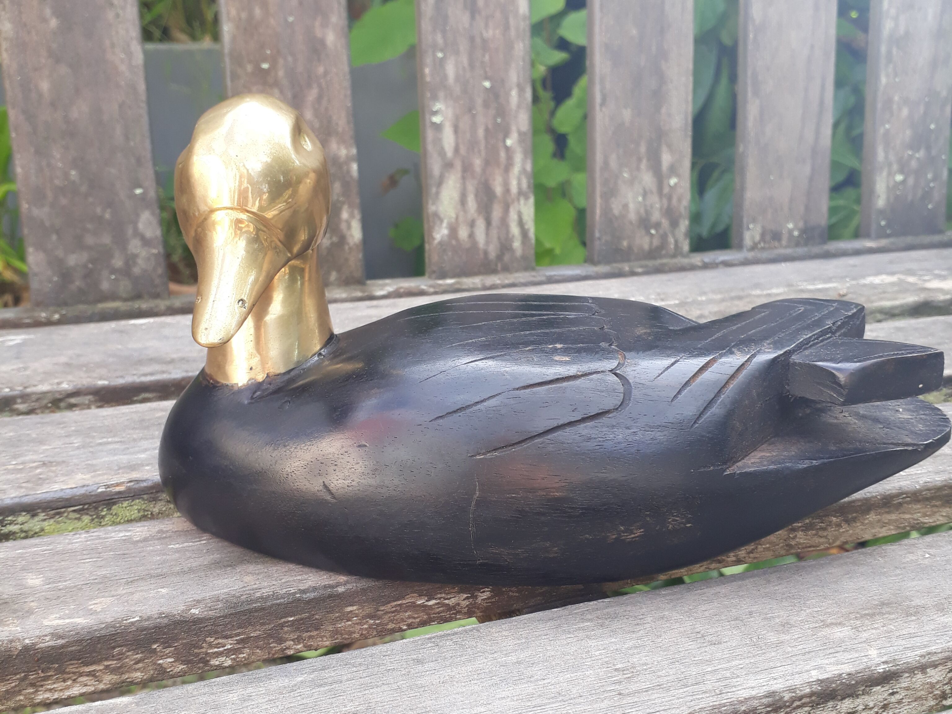 Canard en bois teinté noir, tête laiton, artisanal