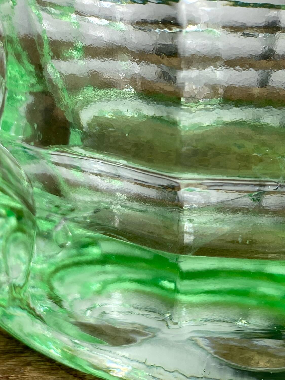 Carafe en ouraline fluorescente
