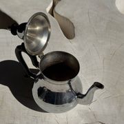 Théière en métal argenté, anse noire