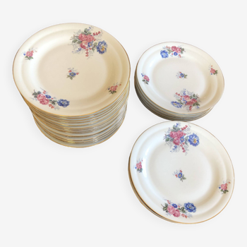 22 Assiettes plates "décor fleurs roses et bleues" porcelaine