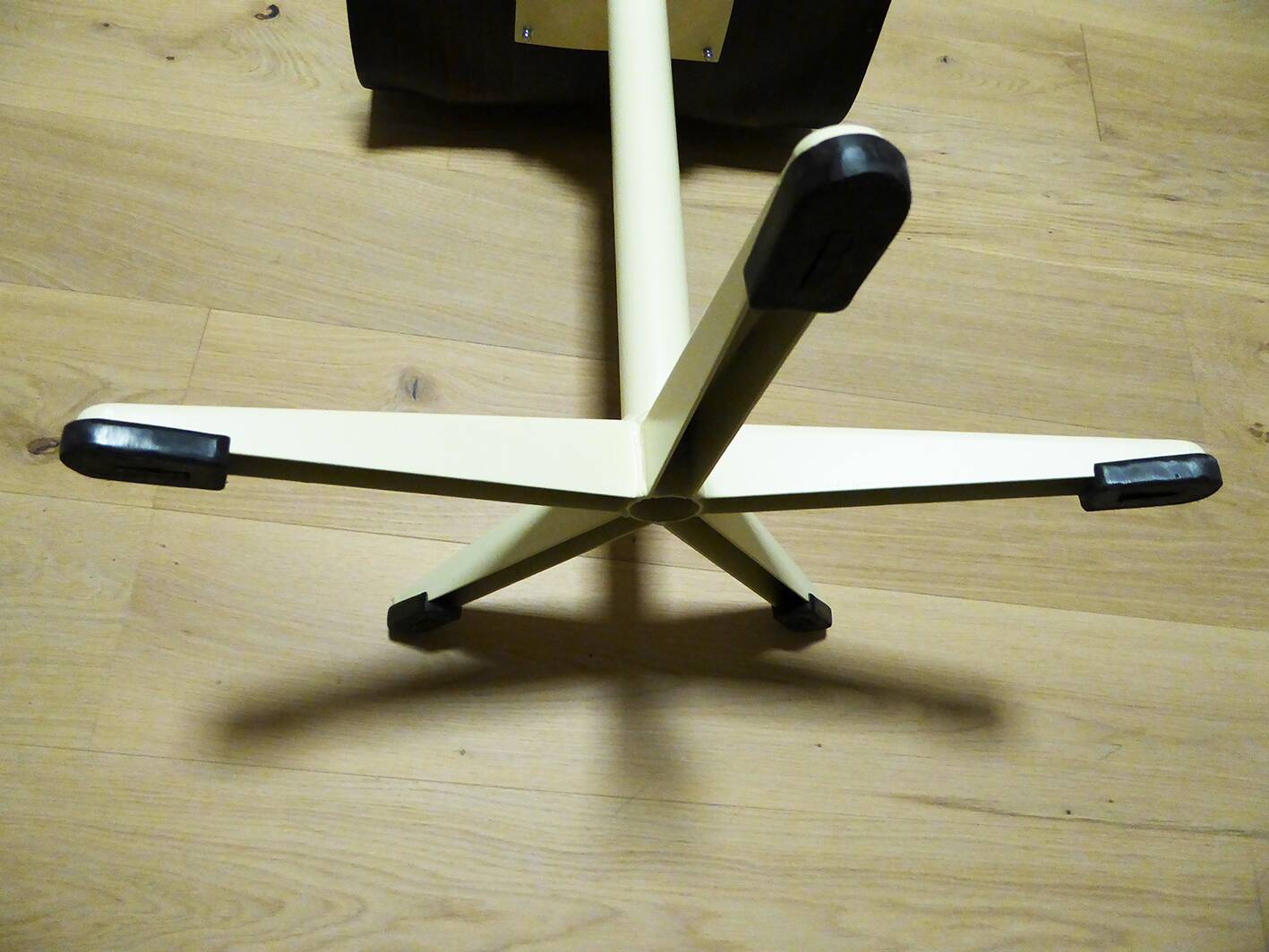 OBO central foot chair