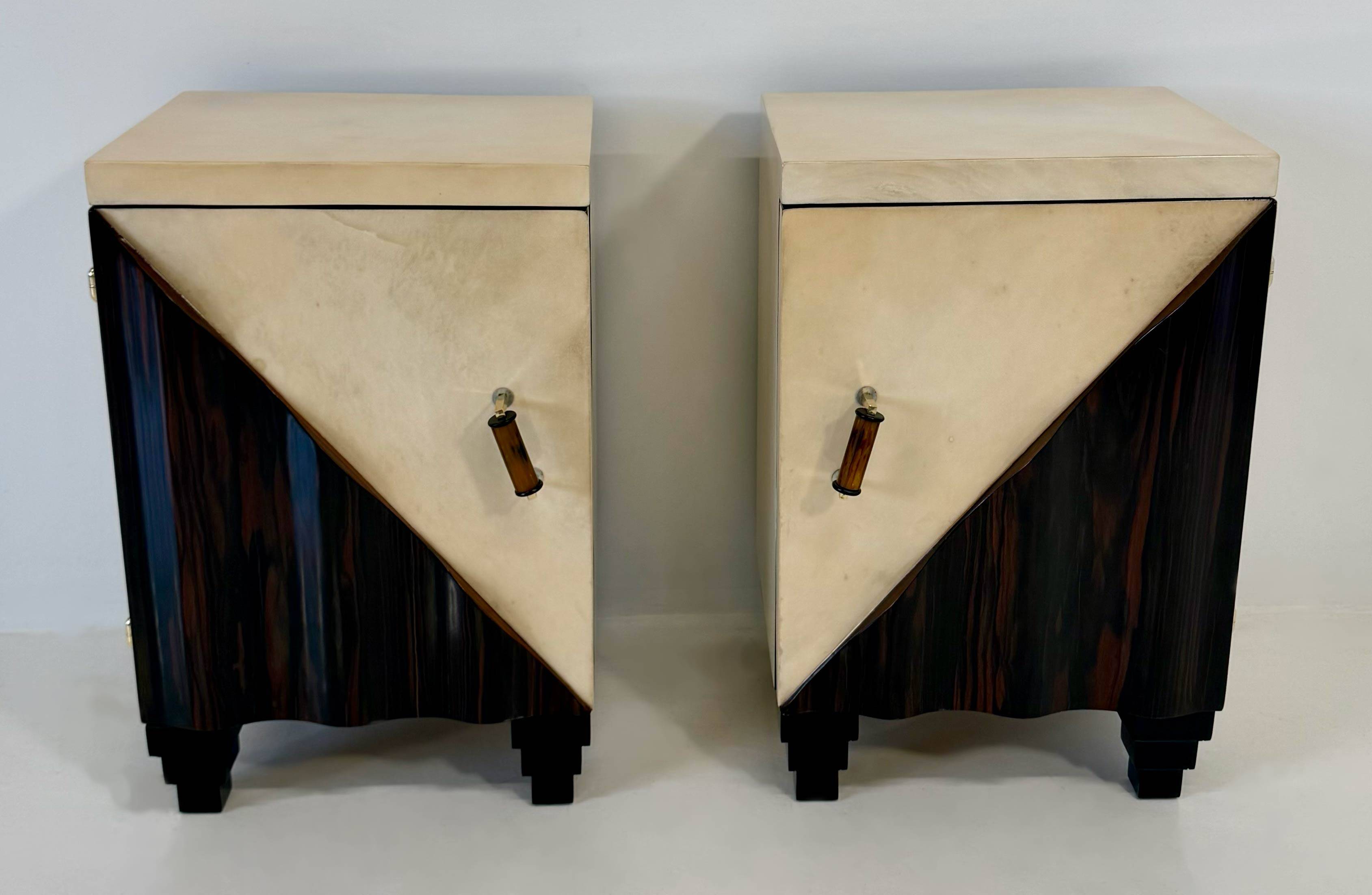 Paire de tables de nuit Art Déco italiennes attribuées à Gaetano Borsani, années 1930.