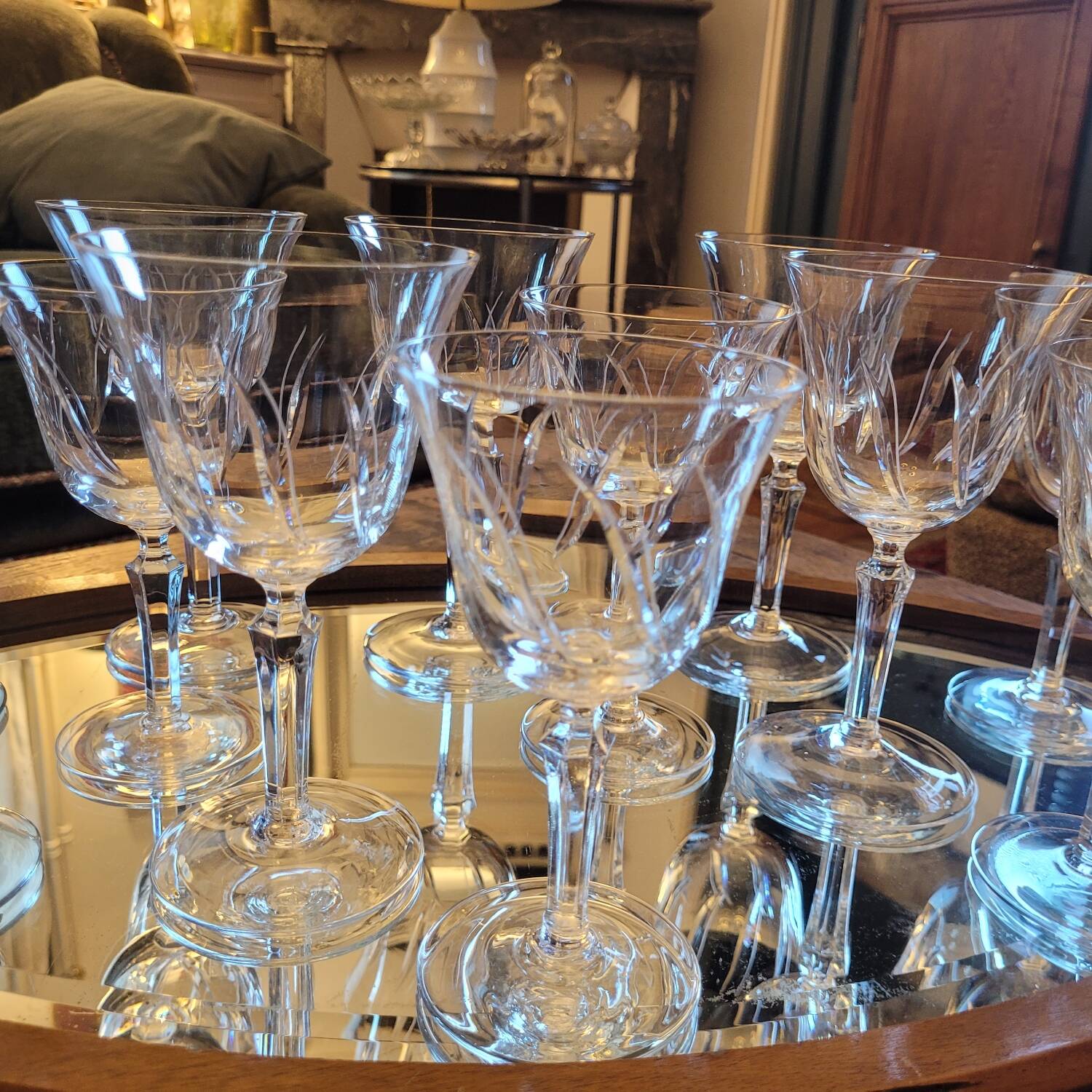 Service de 12 verres en cristal gravé – deux formats assortis, années