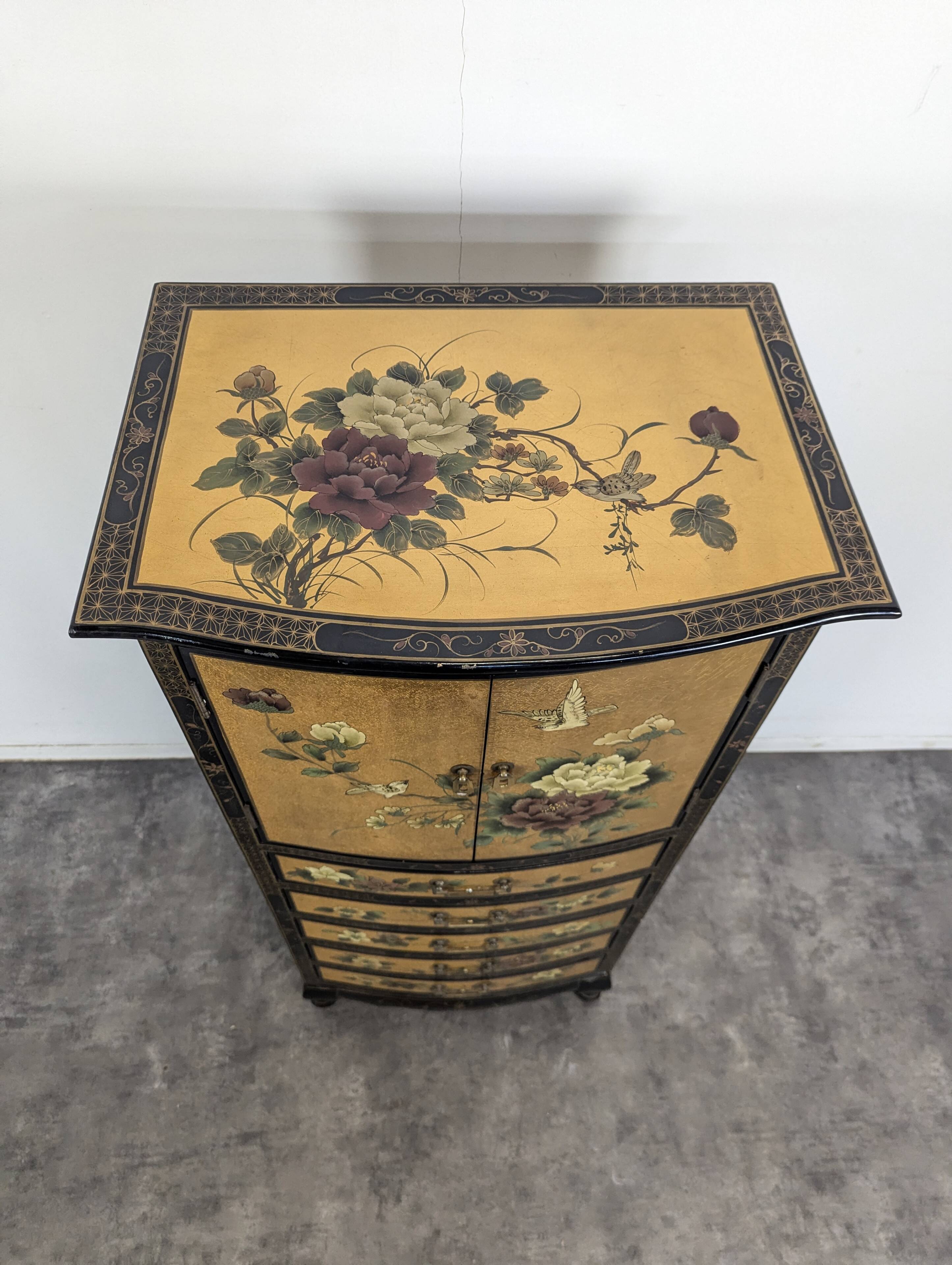 Cabinet doré laqué chinois