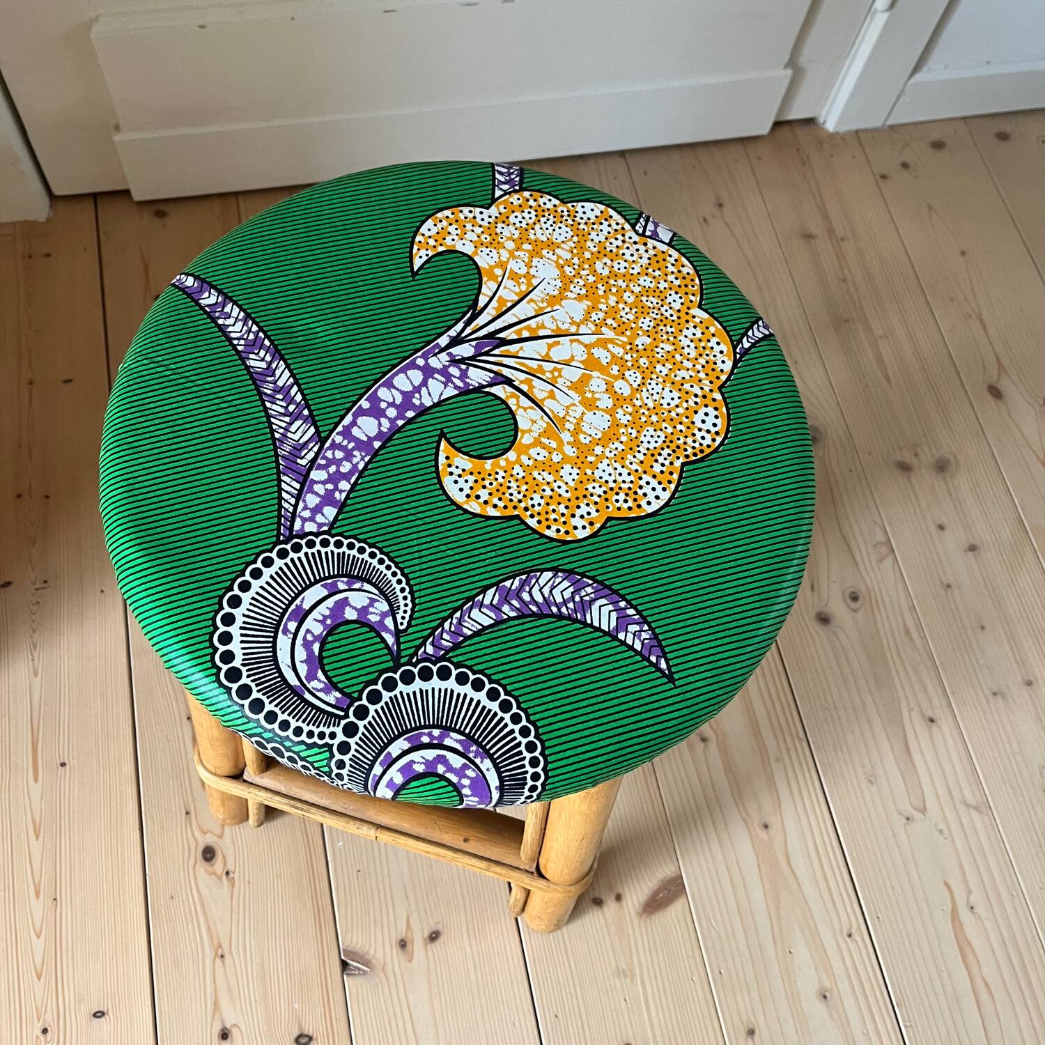 Tabouret vintage en rotin - tissu wax africain