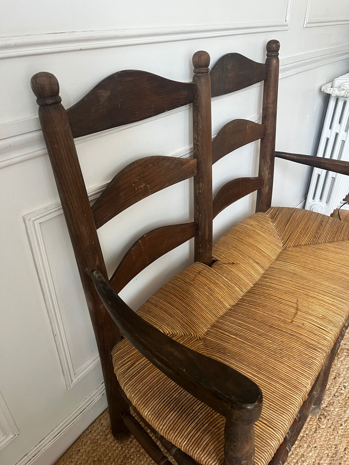 Wood and straw banquette