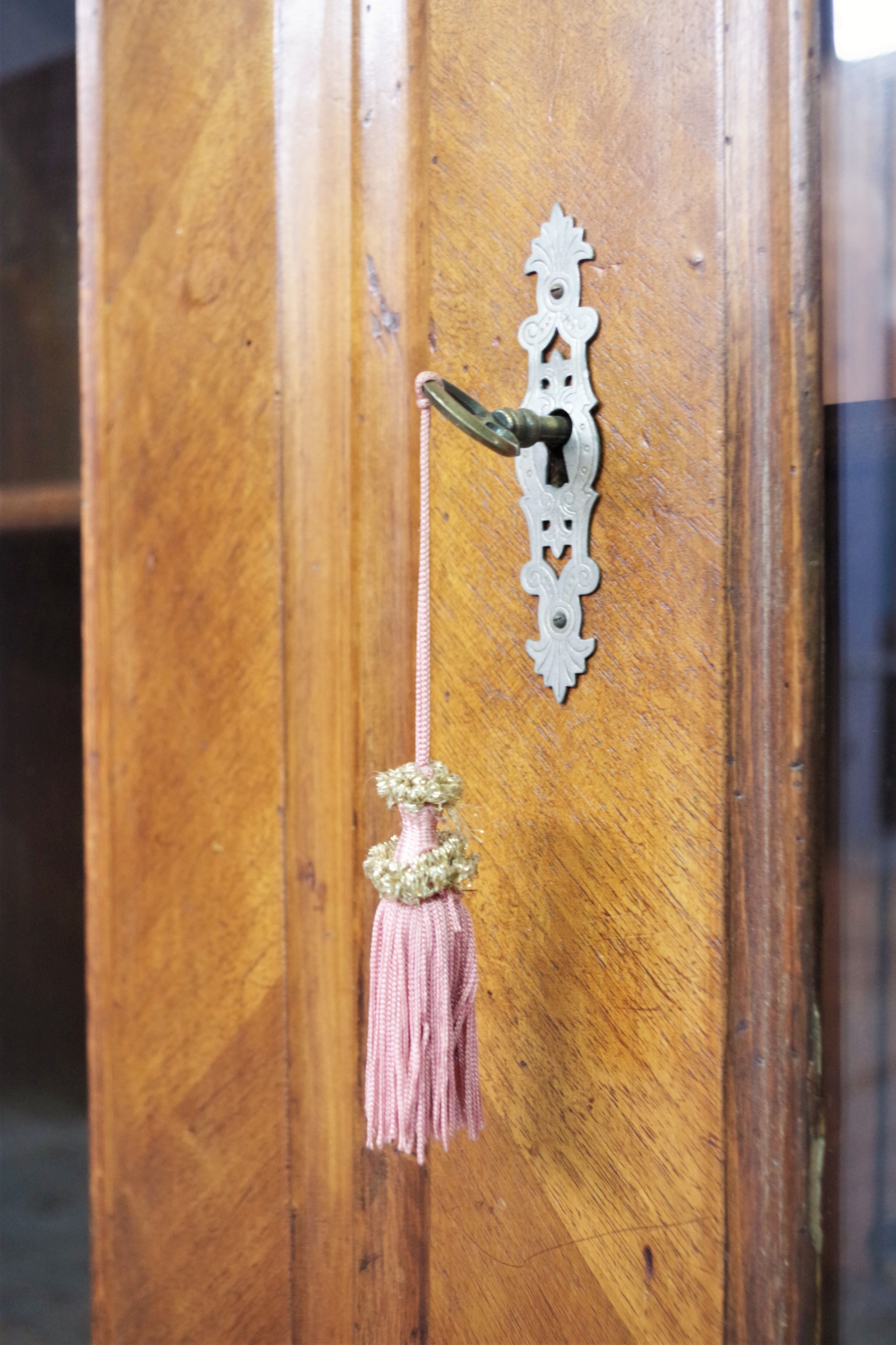 Showcase in fir wood and carved walnut, early 1900s