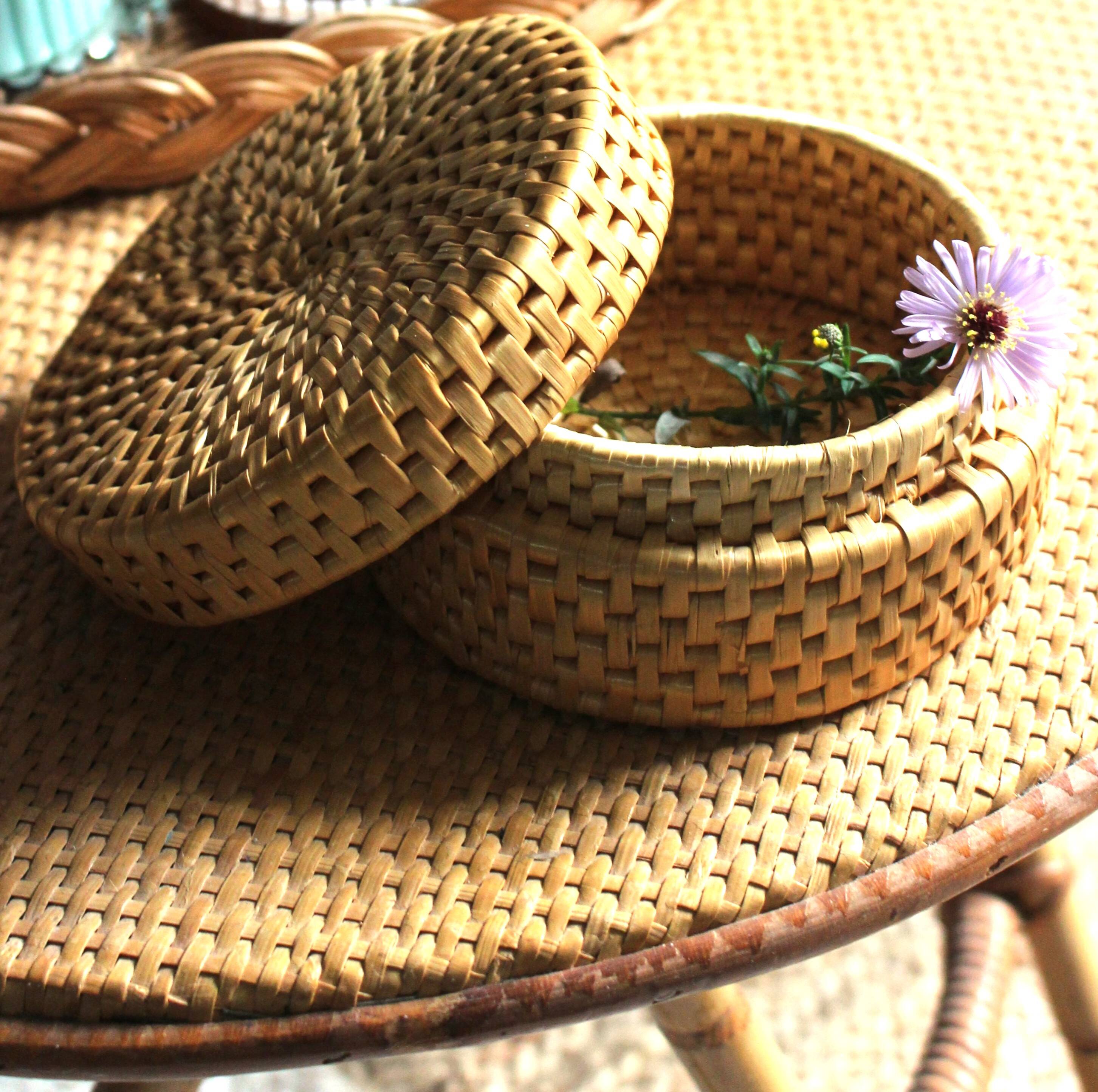 Round basket box Vintage wicker lid