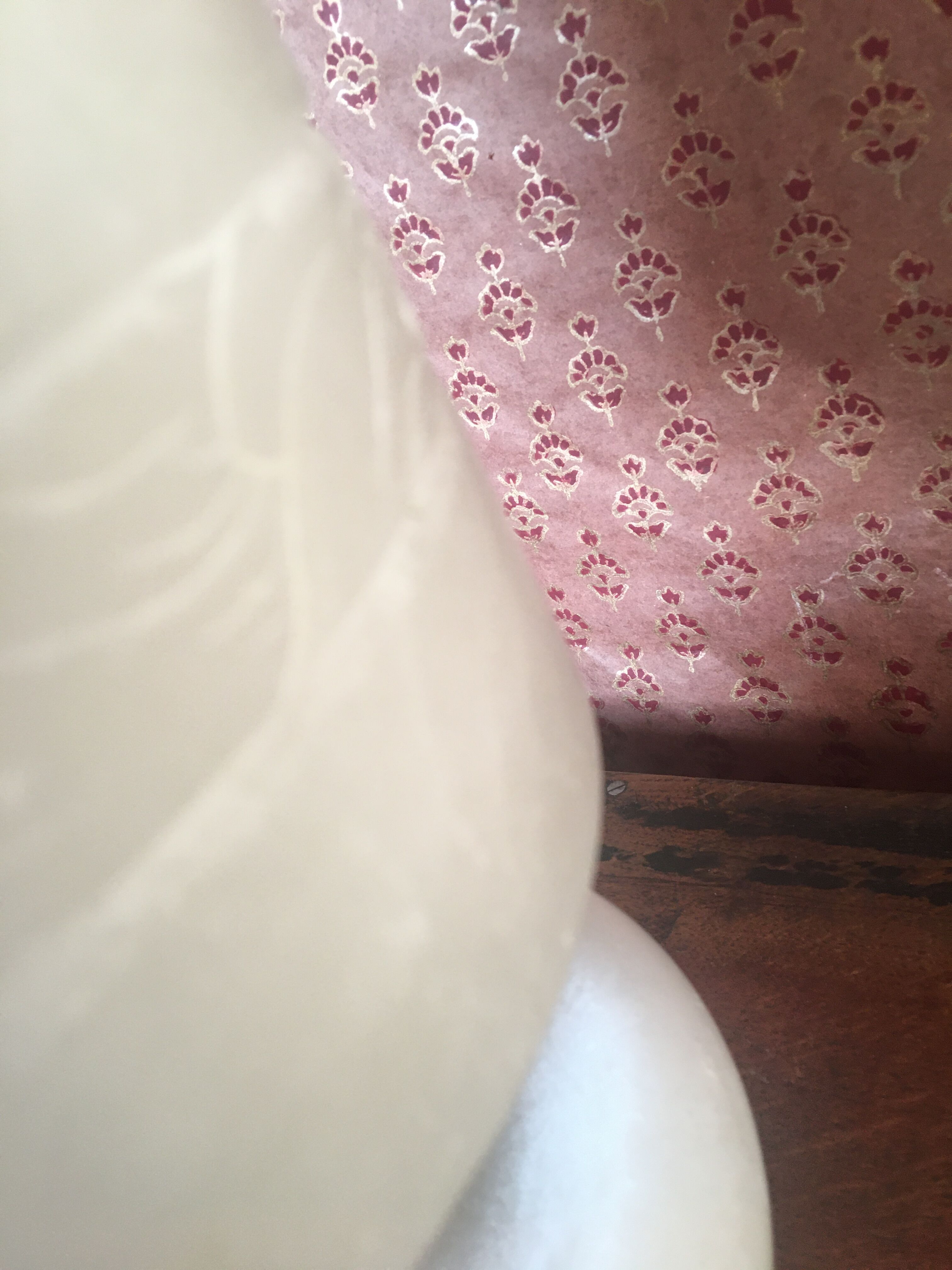 Alabaster lamp with fabric cable and vintage accessories