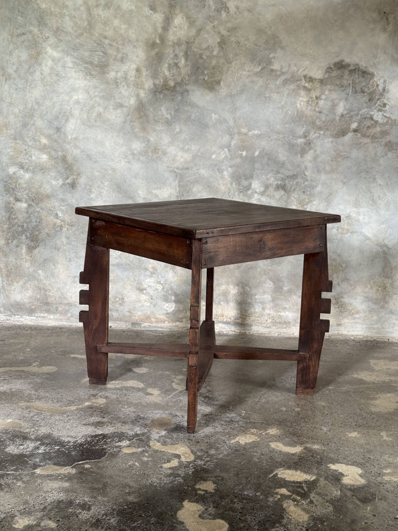 Coffee table, petite table basse indonésienne ancienne moderniste en teck