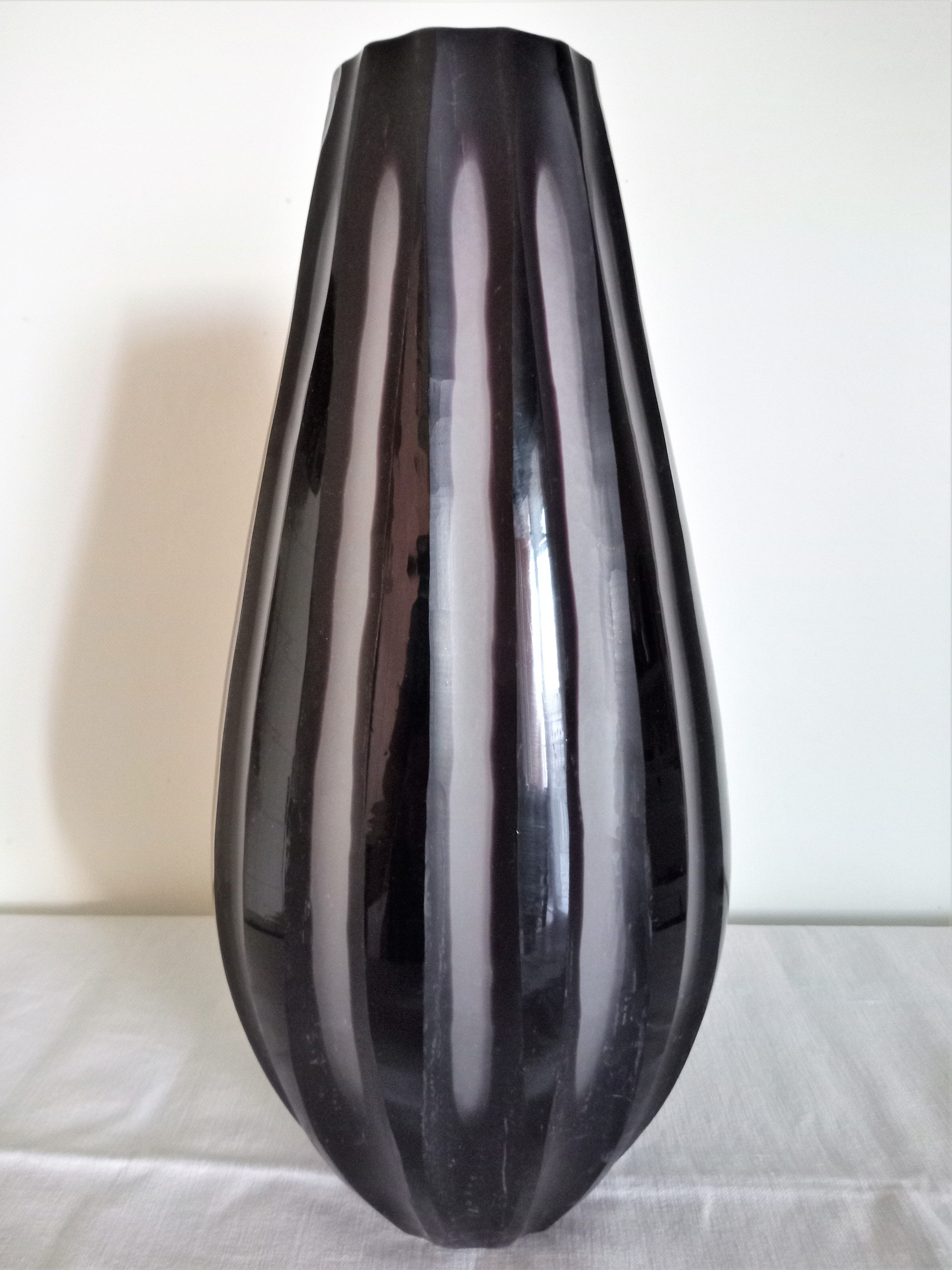 Art Deco vase in thick hand-cut glass in irregular vertical strokes H30