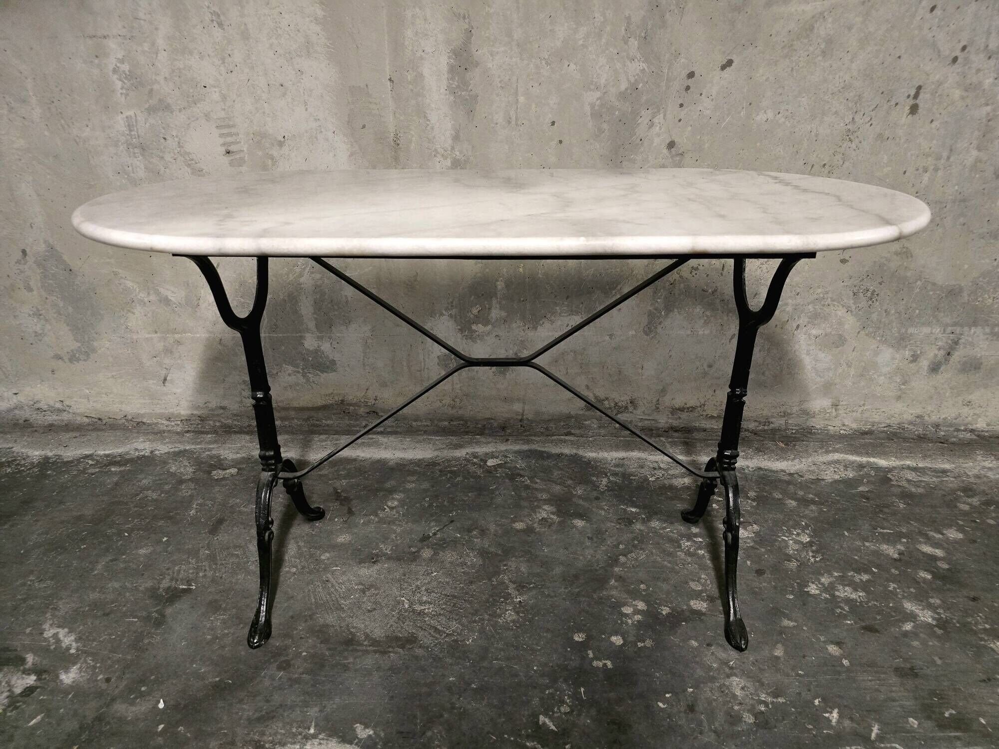 Oval bistro table in white marble with a black cast iron base - 120 cm