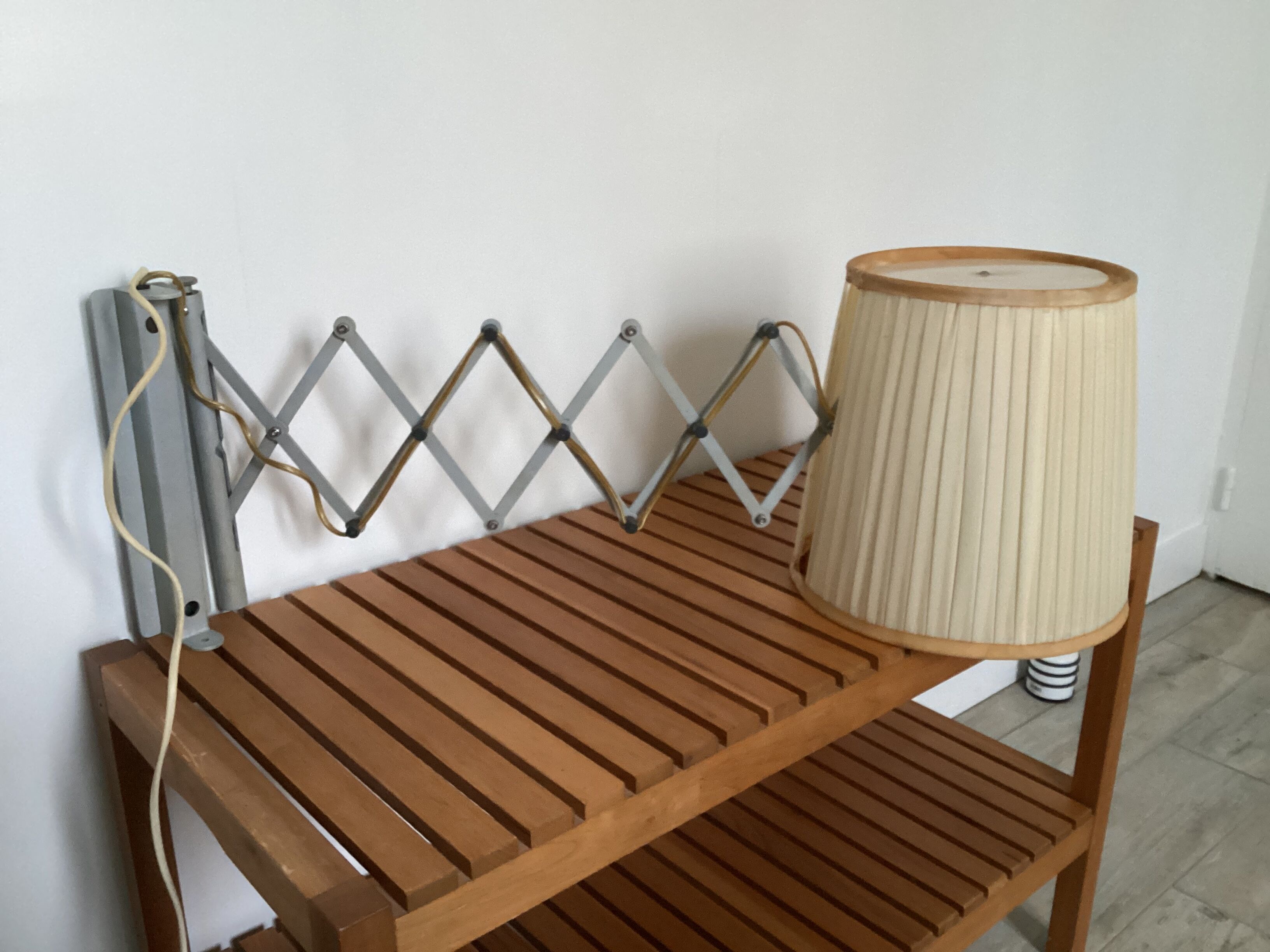 Articulated wall light