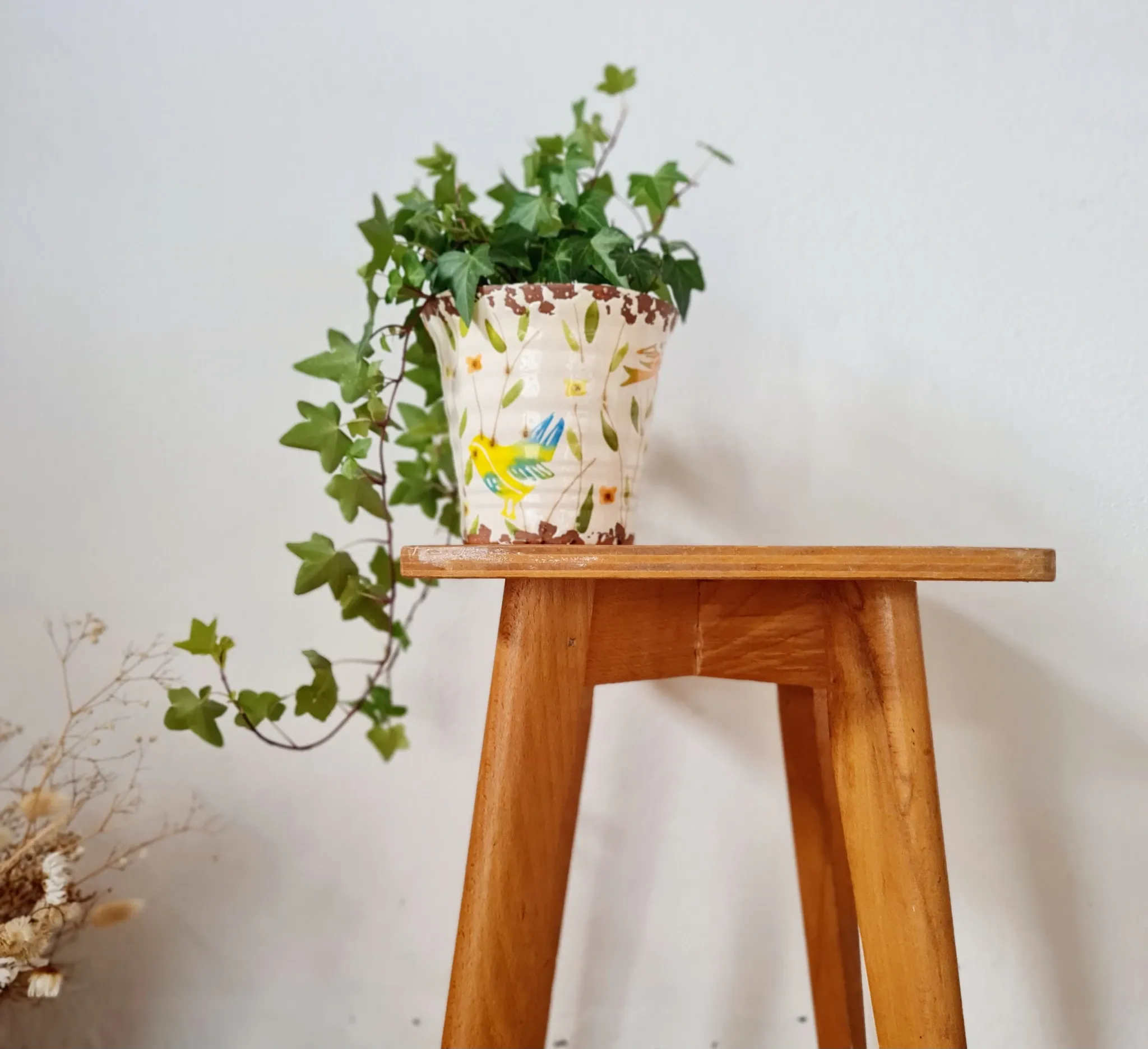 Vintage wooden stool with tapered legs - 1960s / Mid-Century