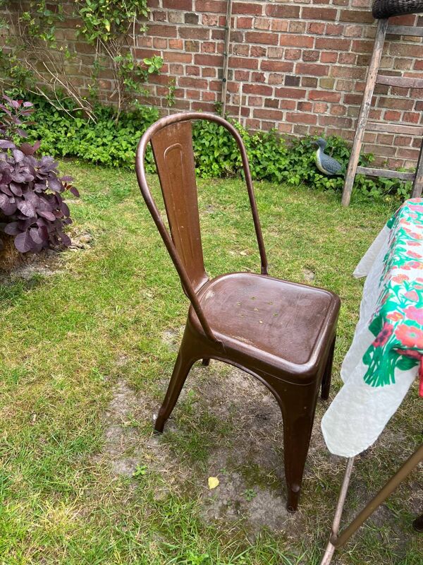 Anciennes chaises en métal de terrasse
