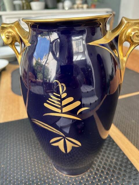 Vase en porcelaine noir et doré