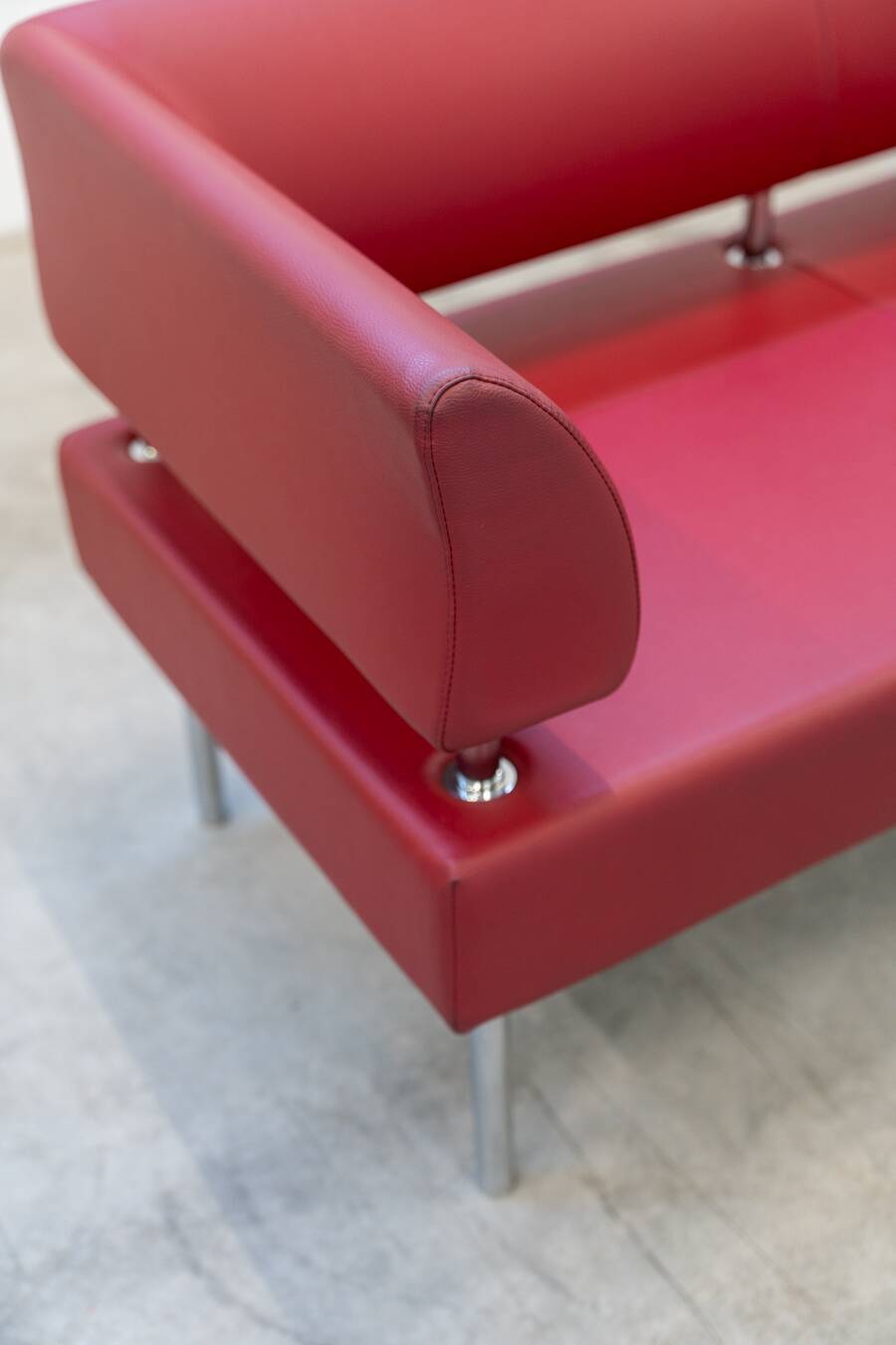 Business class 3-seater sofa in red leather and chrome iron legs, 1990s