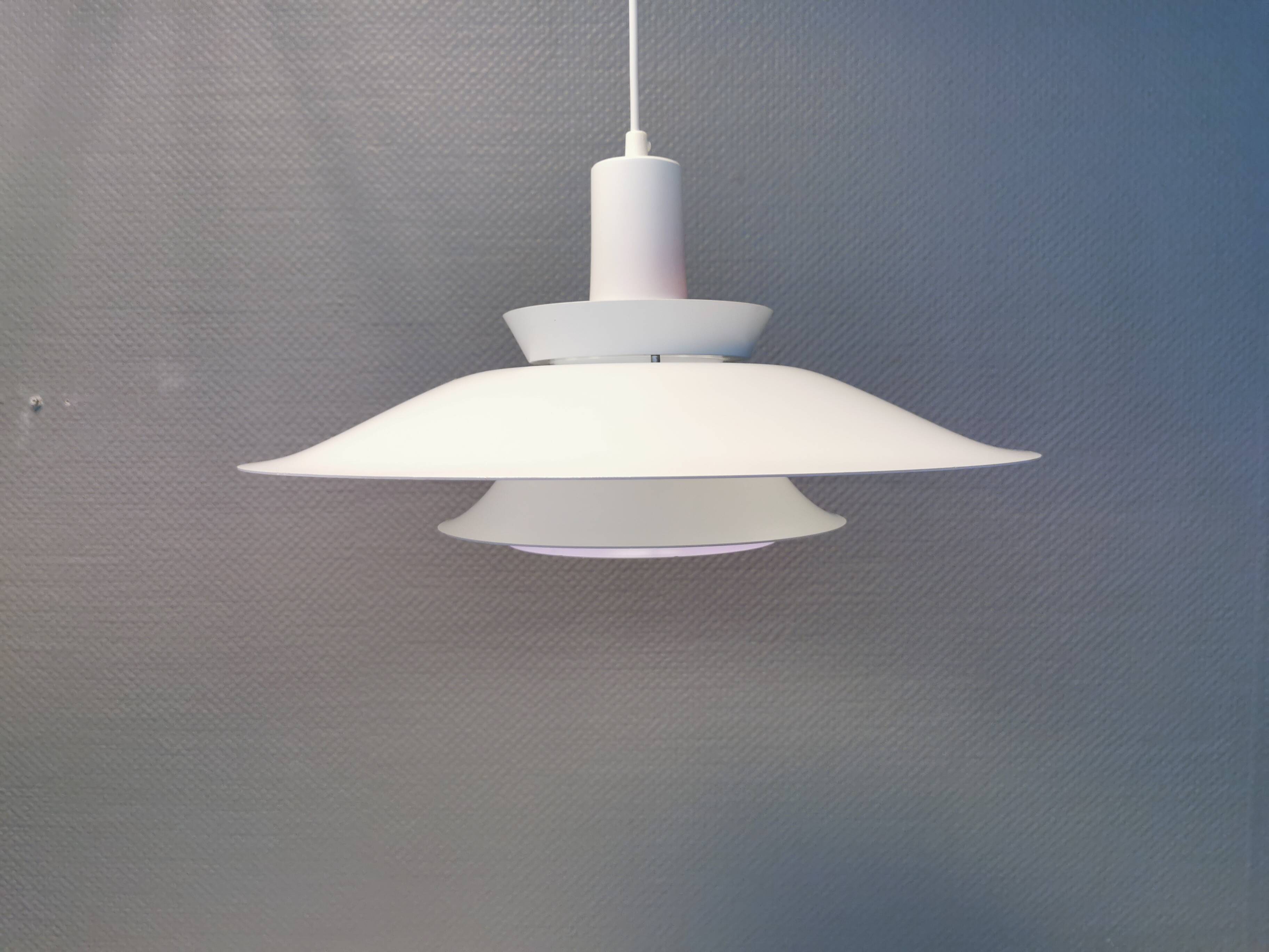 Lampe suspendue années 1970-80 du danois ES Horn, en belle laque blanche avec contraste violet/rouge