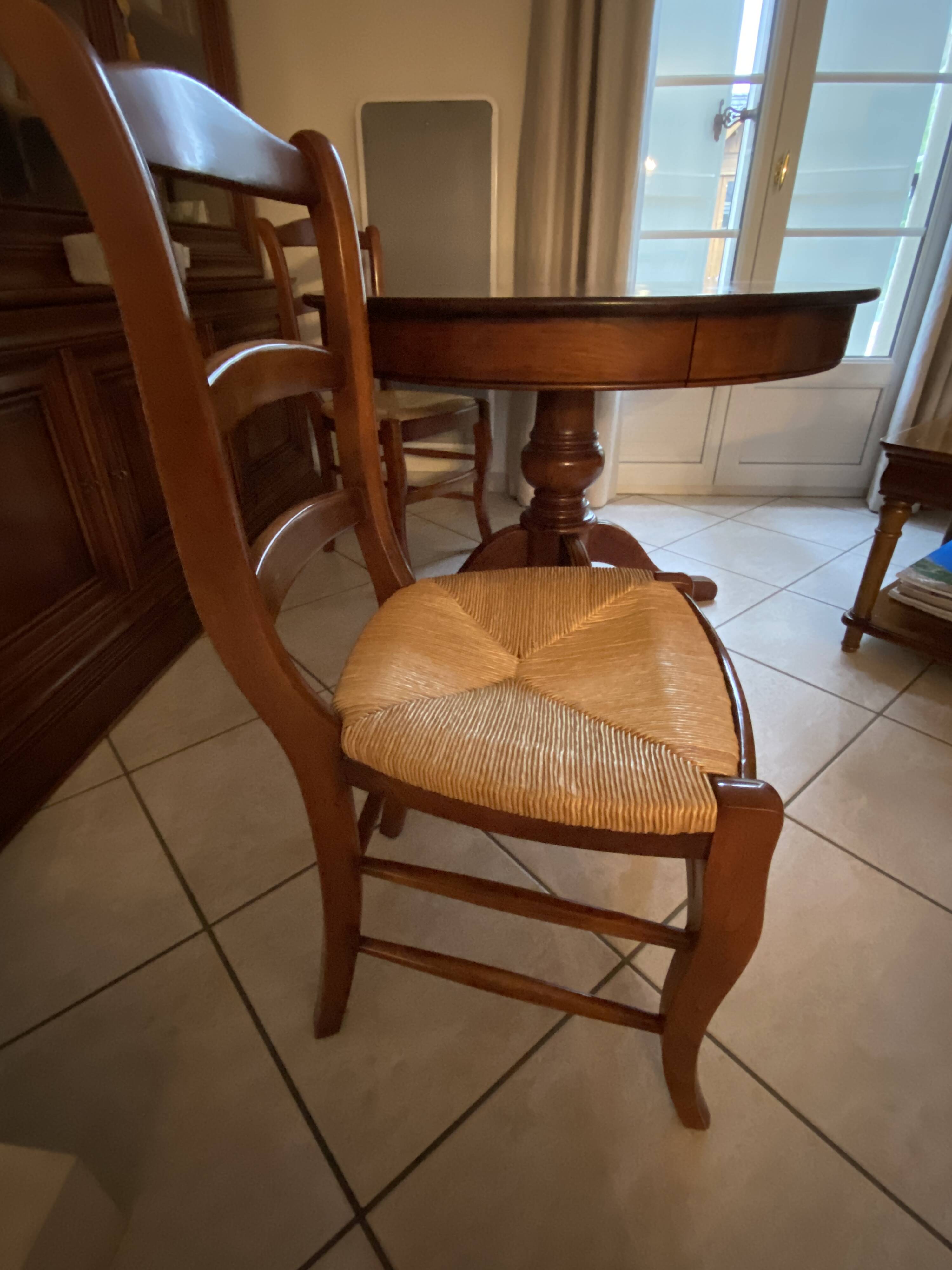 Table ronde a pied central en merisier massif