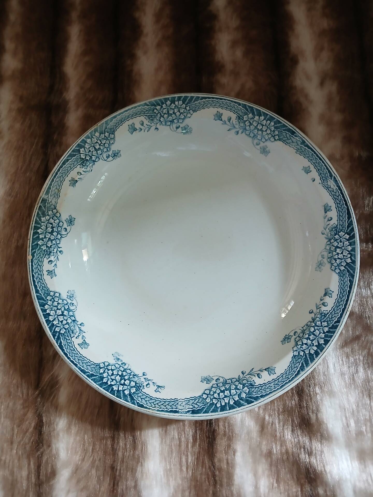 Grand plat ancien en terre de fer