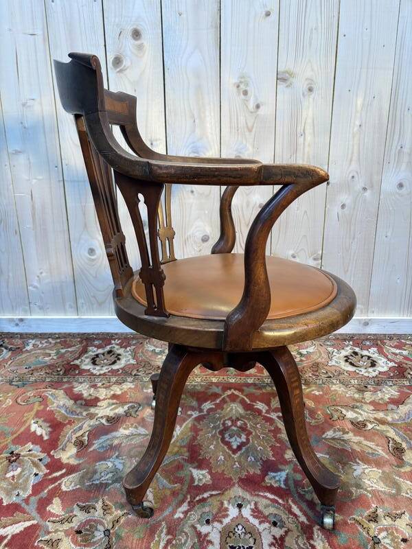 Swivel office chair