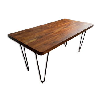 Table en bois massif et pieds en métal