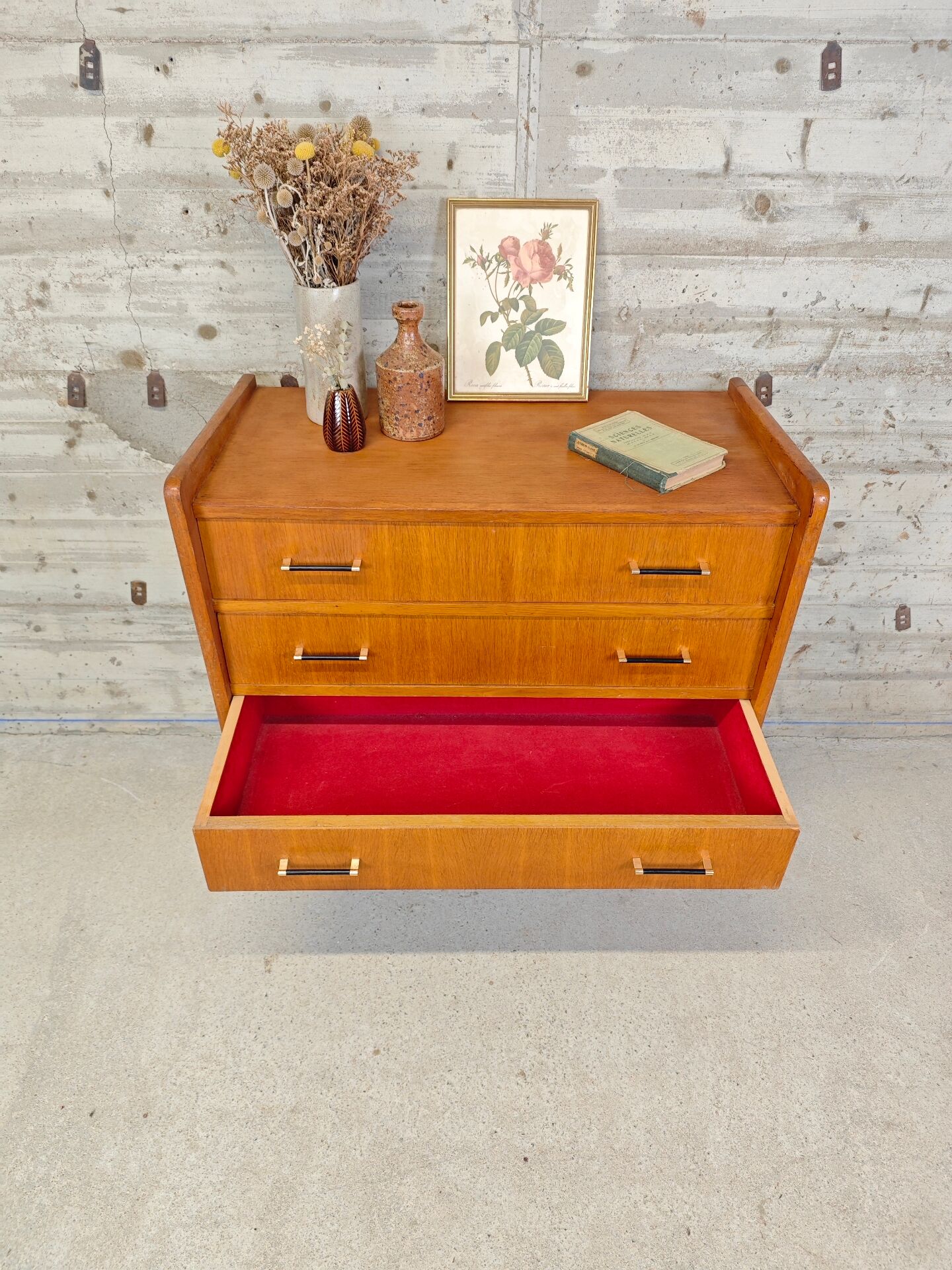 Vintage commode with tapered legs