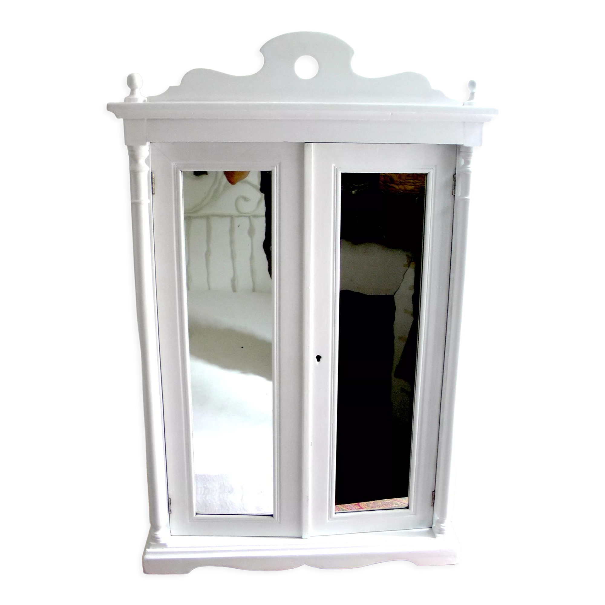 Wall cabinet with mirror