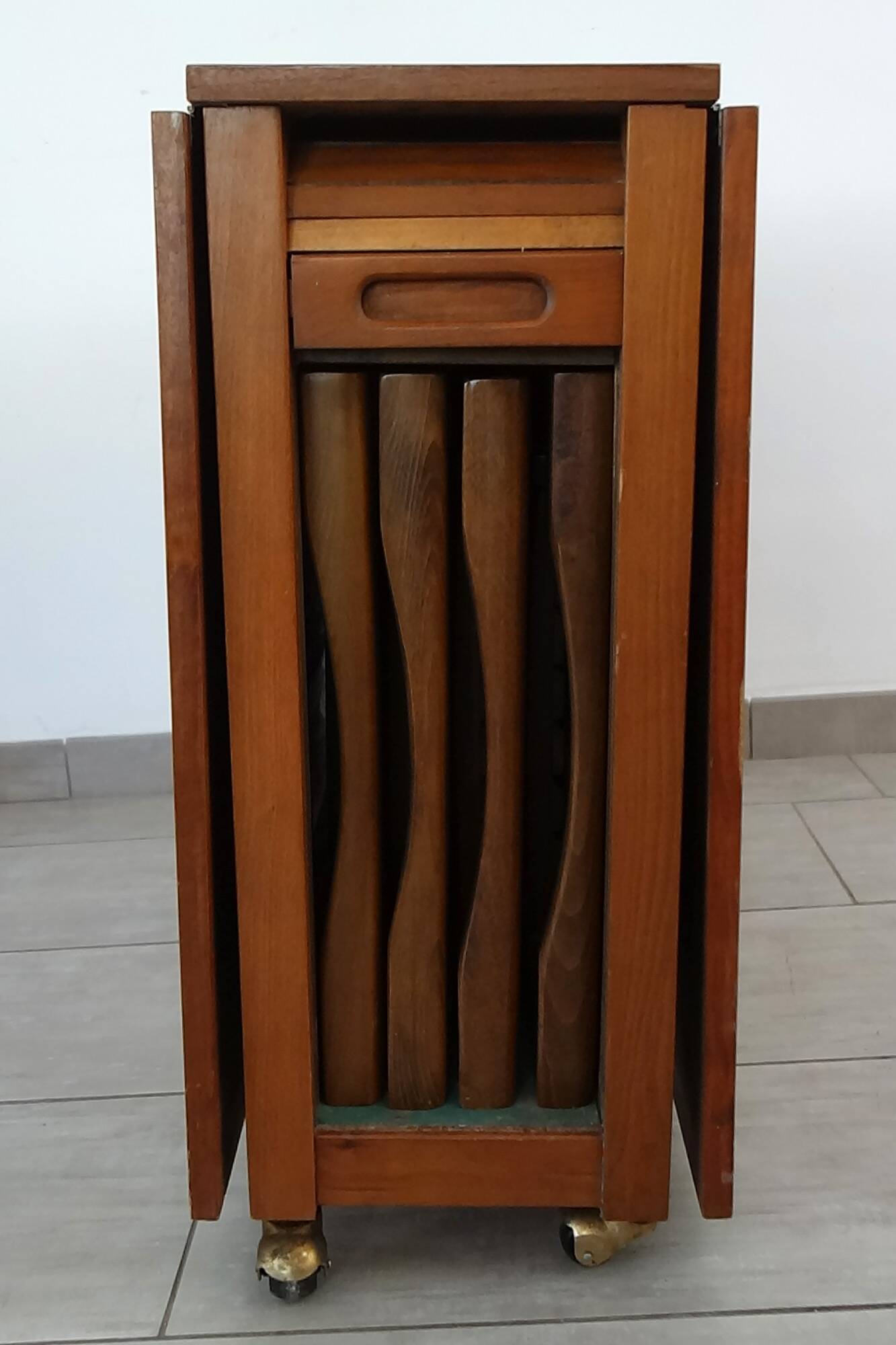 Drop-leaf table and 4 folding chairs, 1960