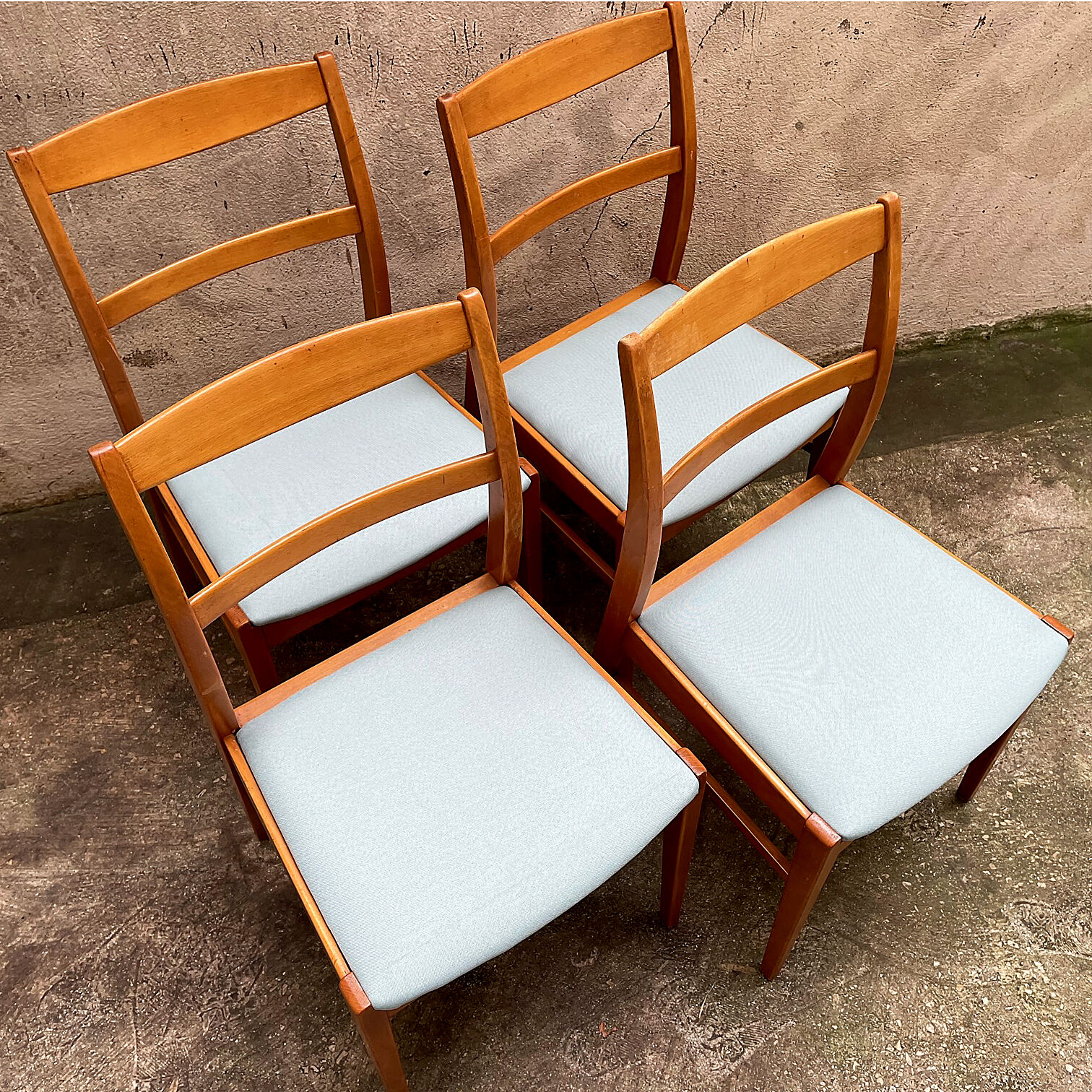 4 chaises de salle à manger scandinaves