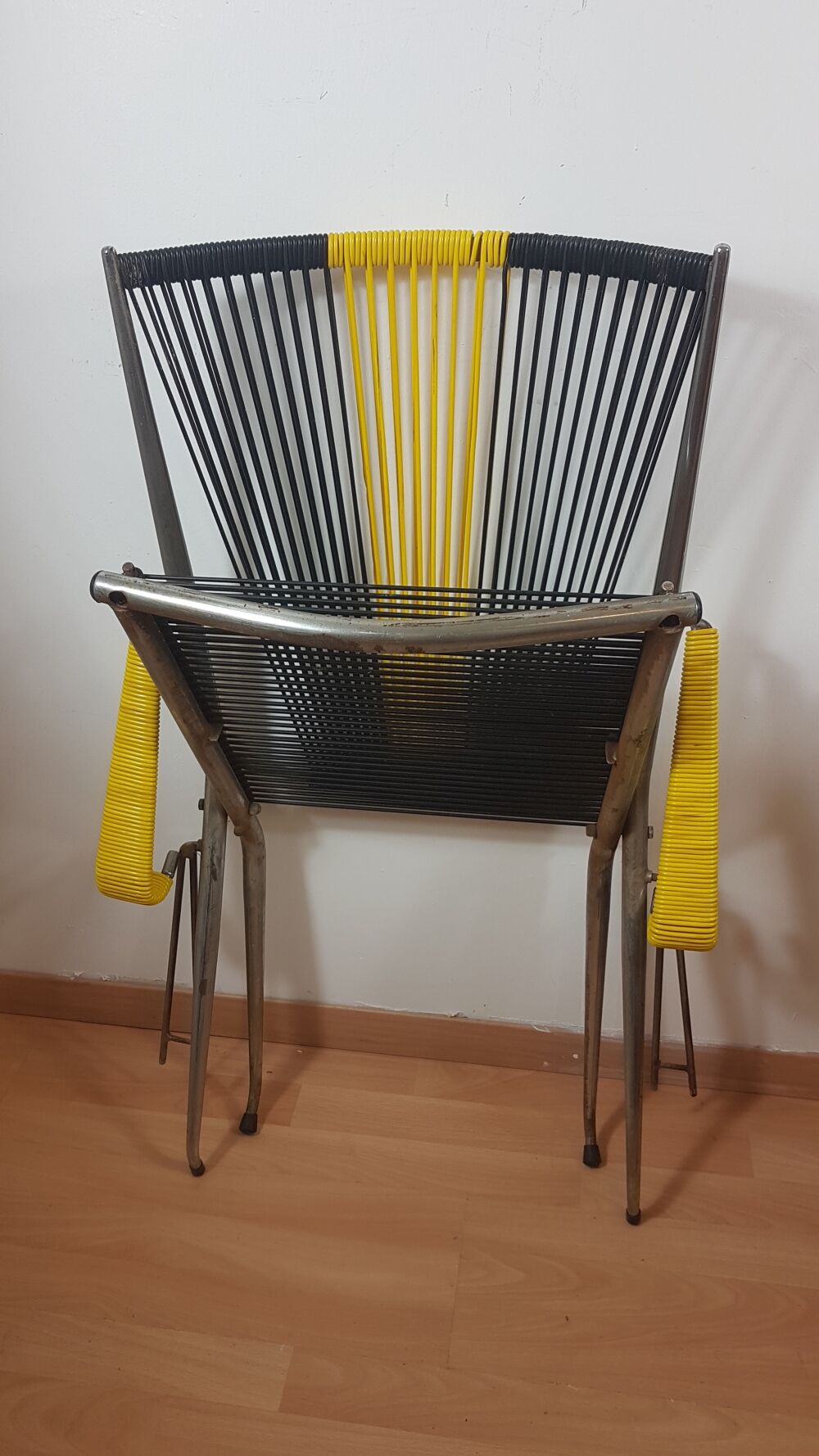 Fauteuil scoubidou adulte par André Monpoix