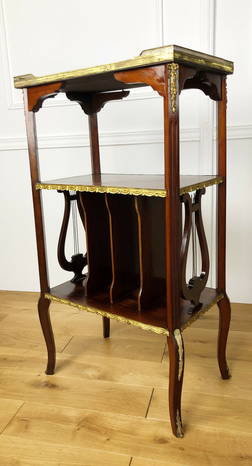 Furniture to old music of style Louis XVI