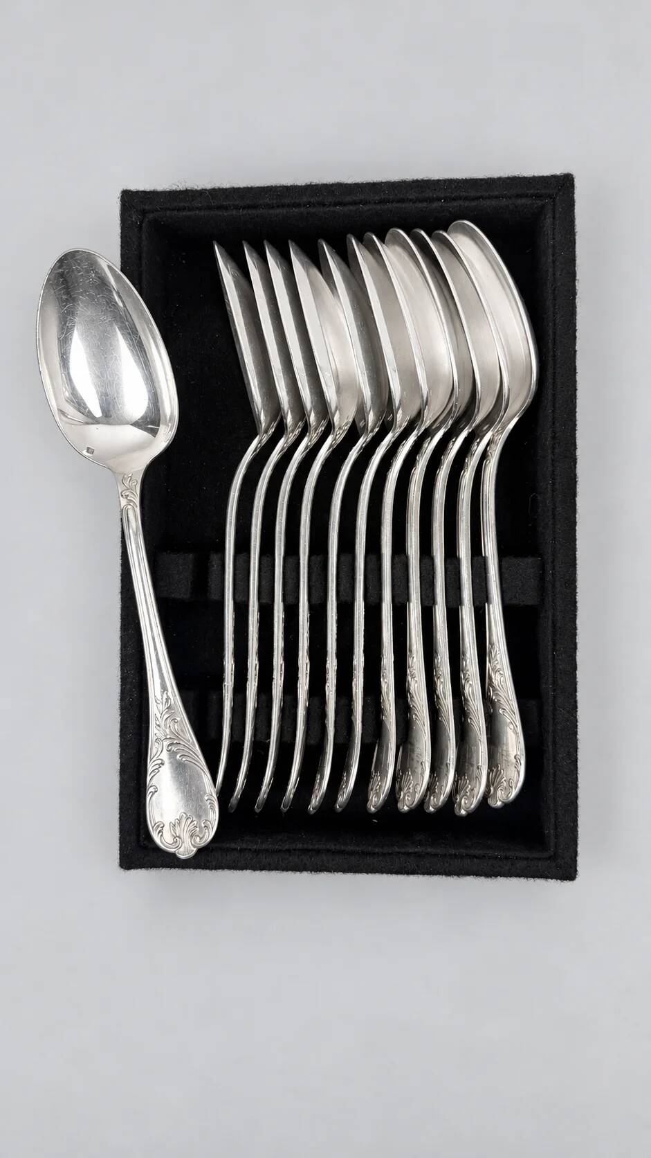Twelve large Christofle Marly table spoons, silver-plated.