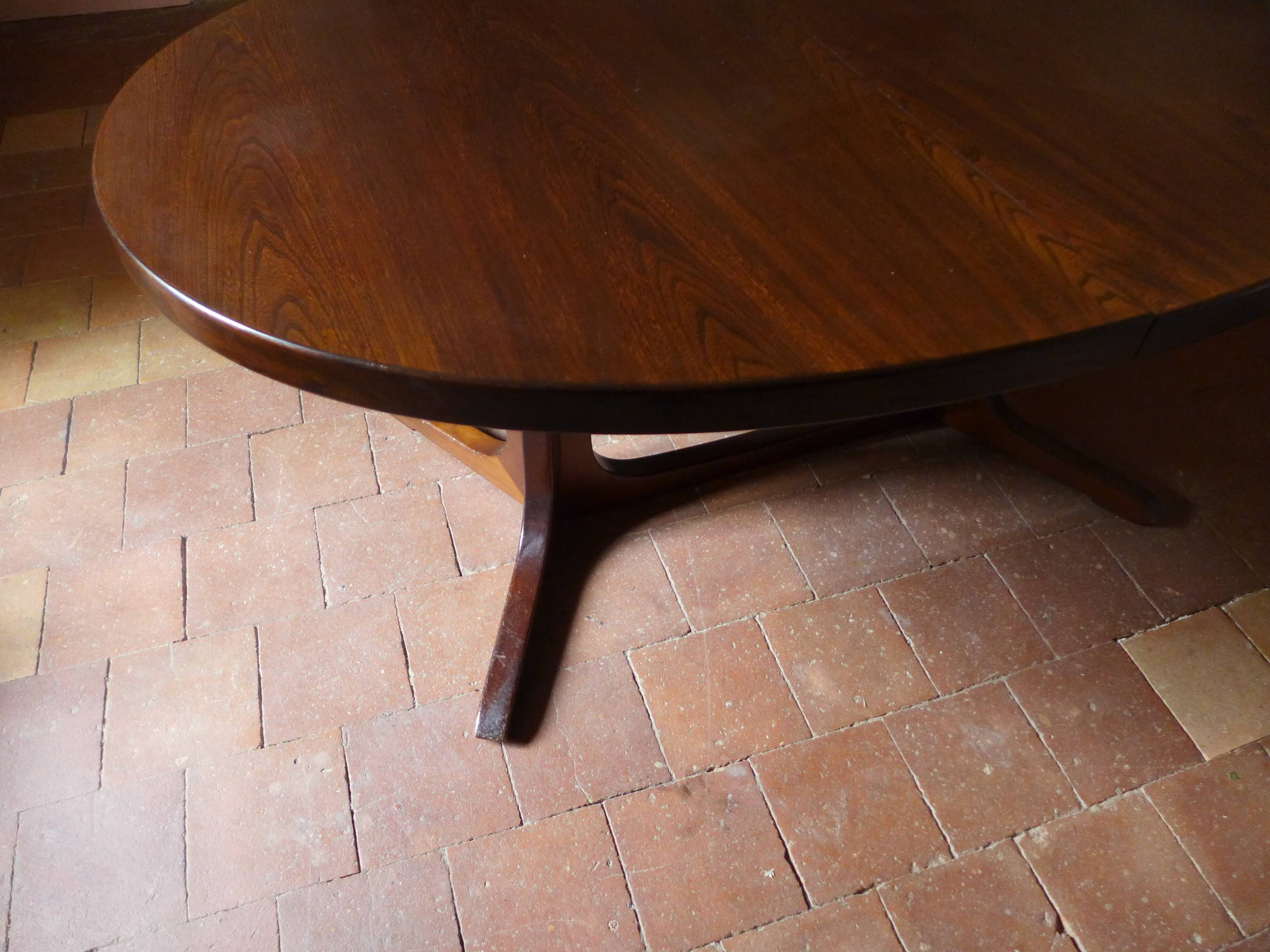 Baumann oval expandable table