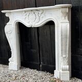 Cheminée de style Louis XV en marbre de Carrare vers 1980