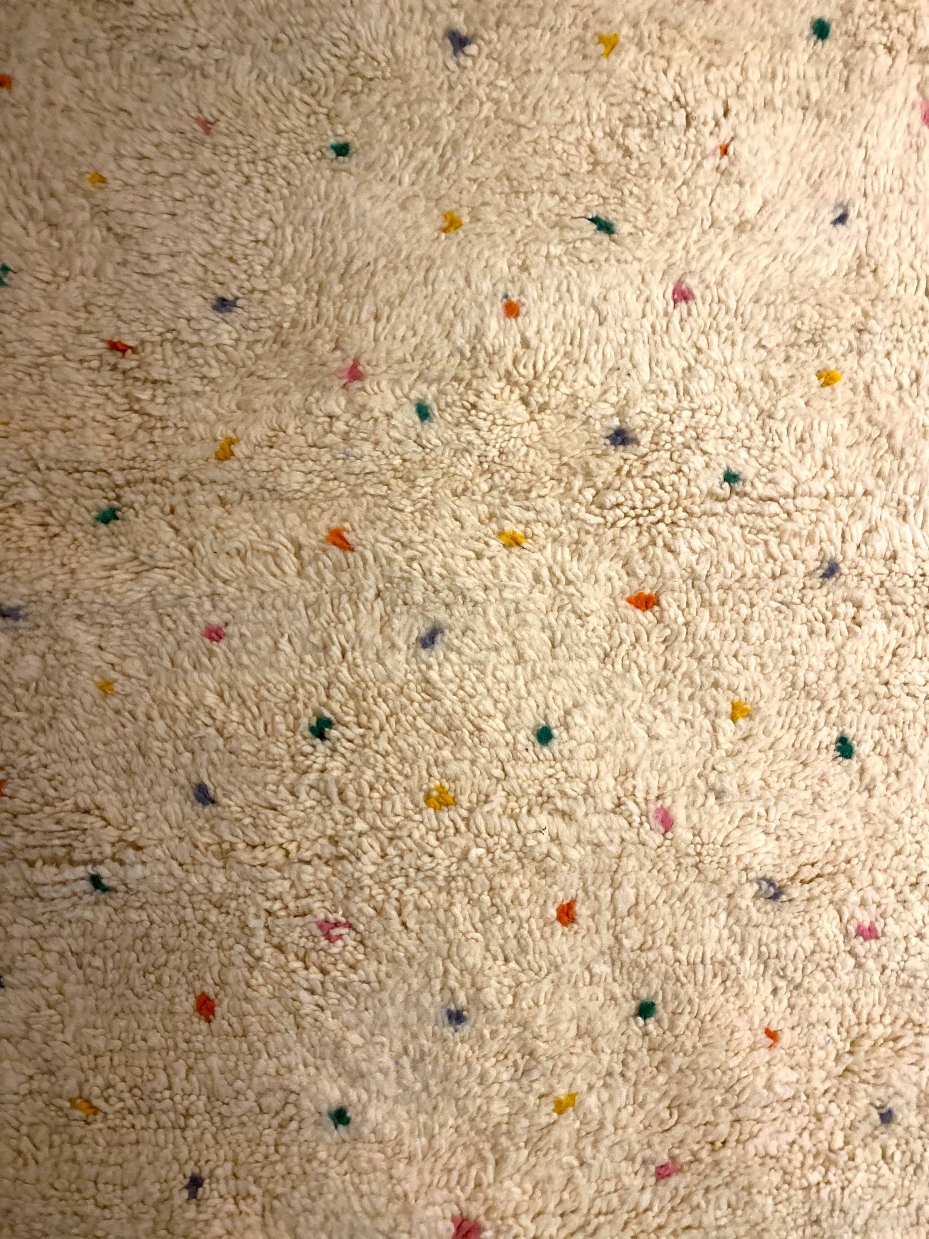 Tapis berbère à petits pois multicolores