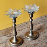 Paire de bougeoirs en laiton et bobèches en forme de fleur en verre opaque