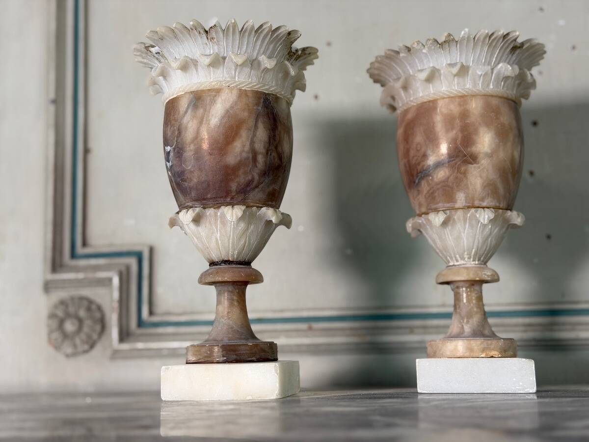 Paire de vases en albâtre bicolore, vers 1900, manques sur la collerette