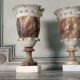 Paire de vases en albâtre bicolore, vers 1900, manques sur la collerette