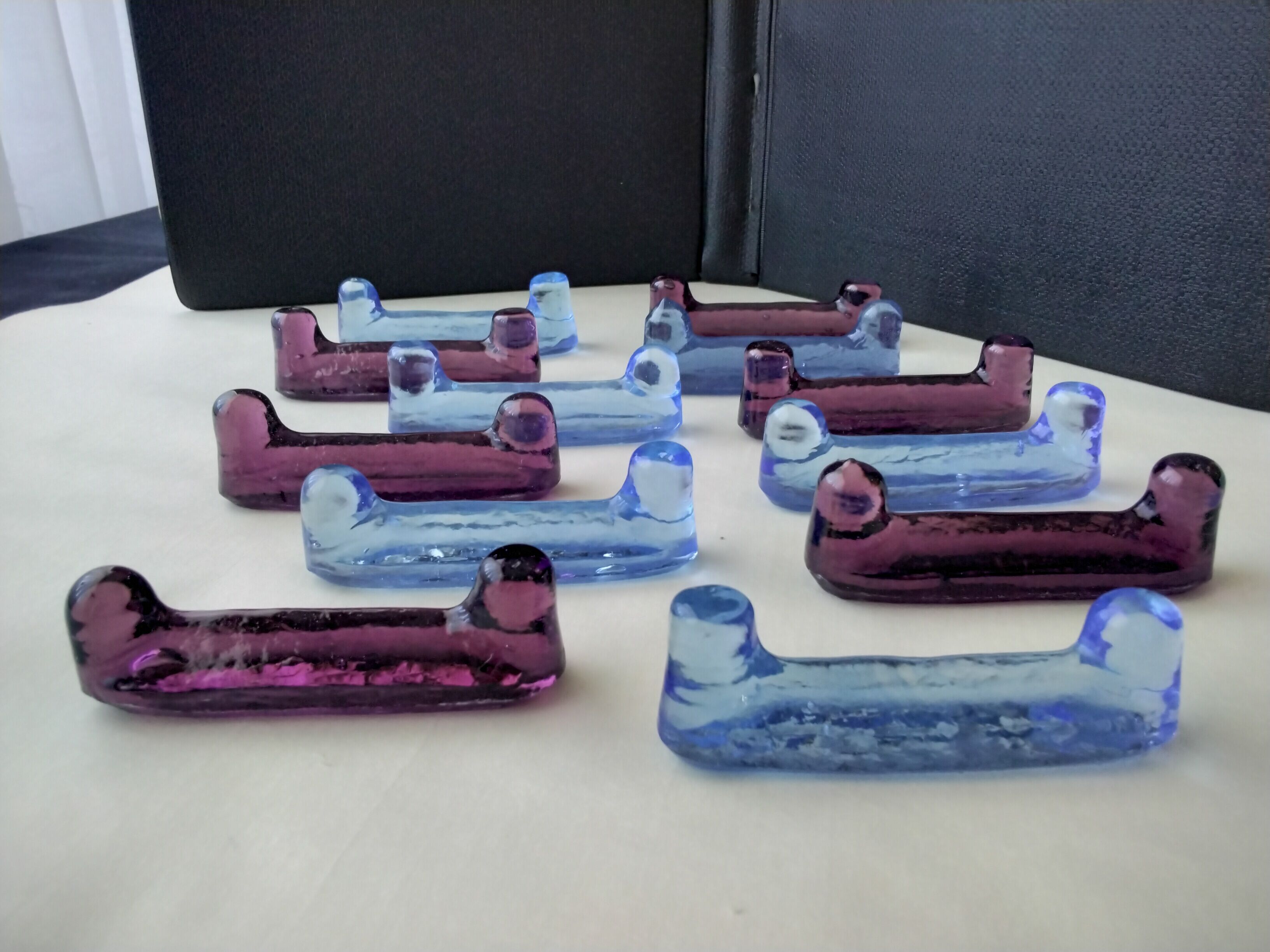12 porte - couteaux en verre de 2 couleurs