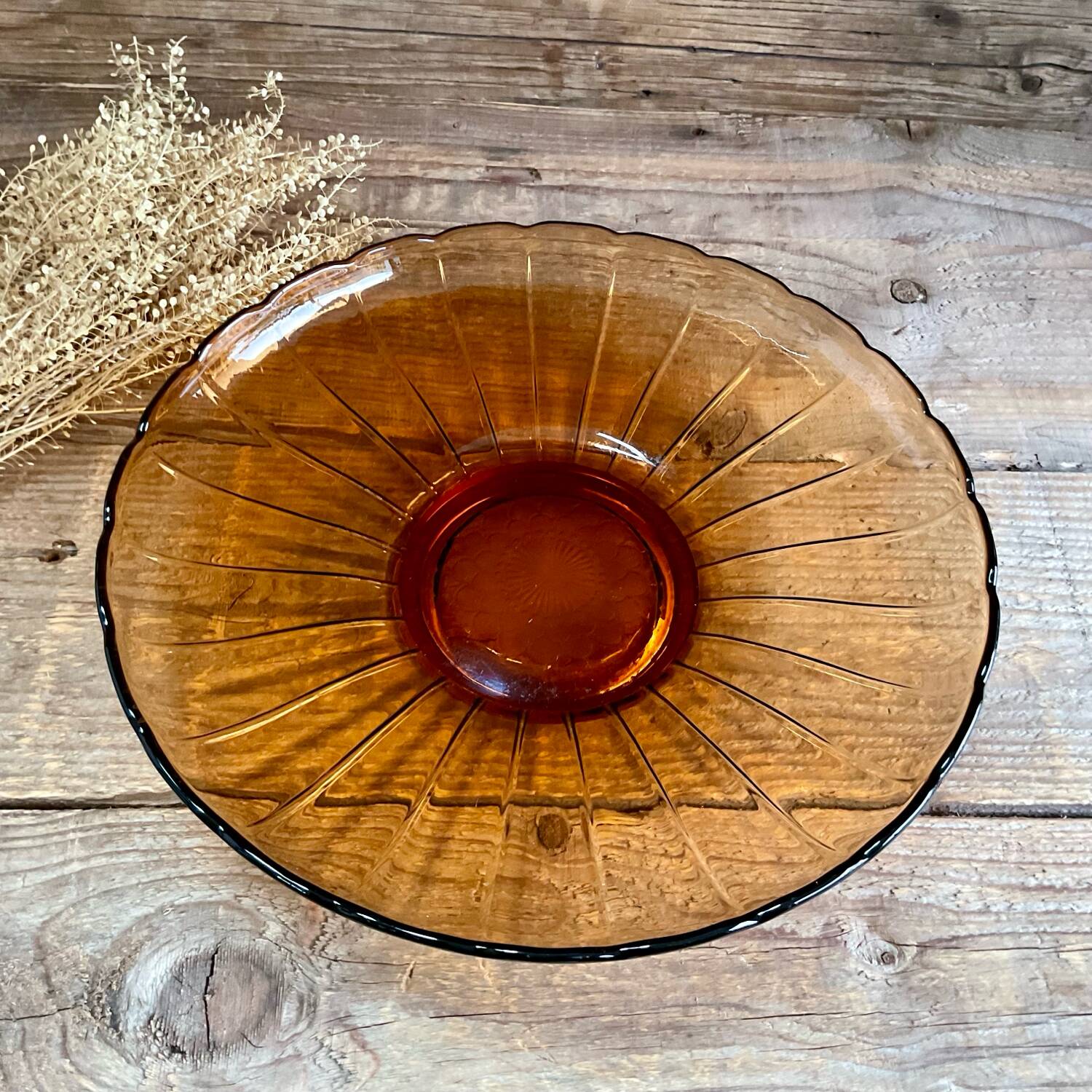 Amber glass plate