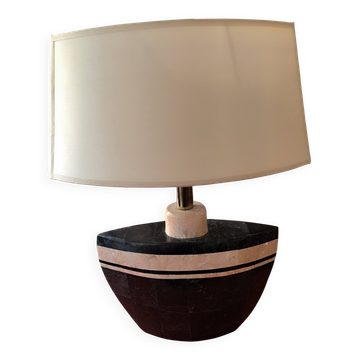 Lampe à poser en marqueterie de pierre noire et rose avec abat jour en soie