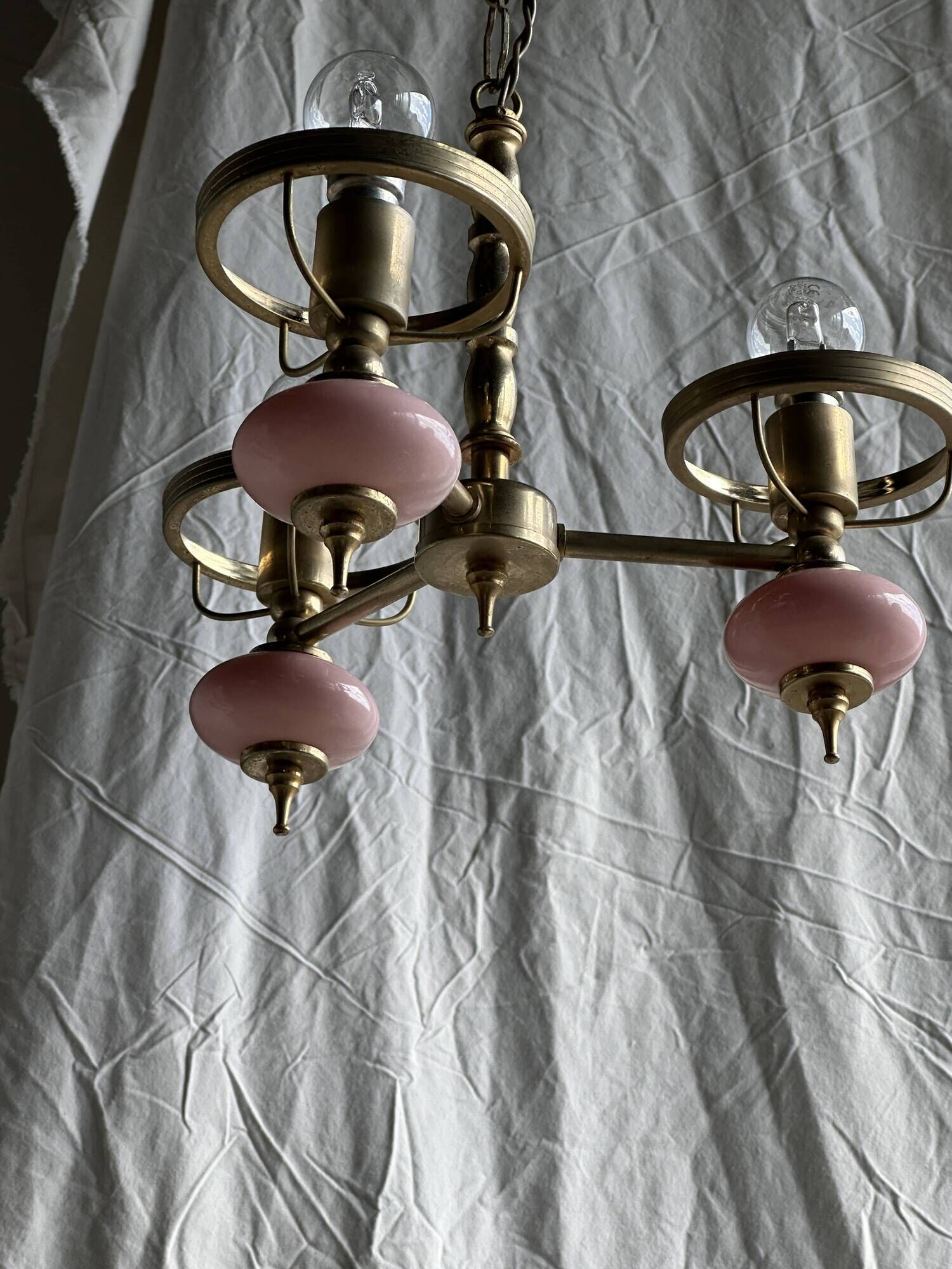 Petit lustre rose et doré à 3 bras de lumières