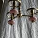 Petit lustre rose et doré à 3 bras de lumières